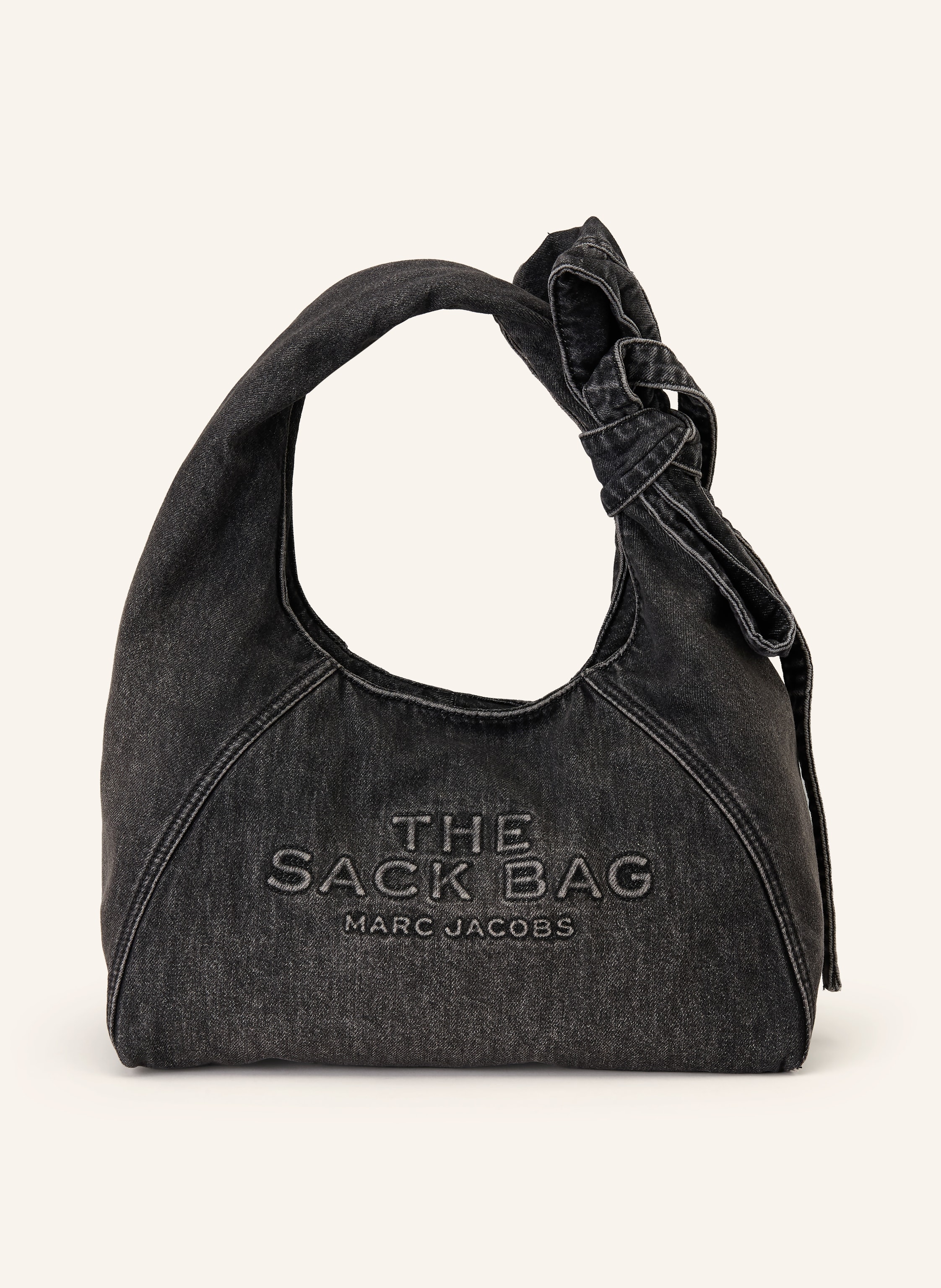 Marc Jacobs Textil. Denim-Qualität. Schließt mit Magnetverschluss. Trageriemen mit markanter Zierschleife. Ein Hauptfach innen. Herausnehmbare Pouch. Ein Steckfach für Smartphone & Co. Label-Details auf Vorder- u in dunkelgrau