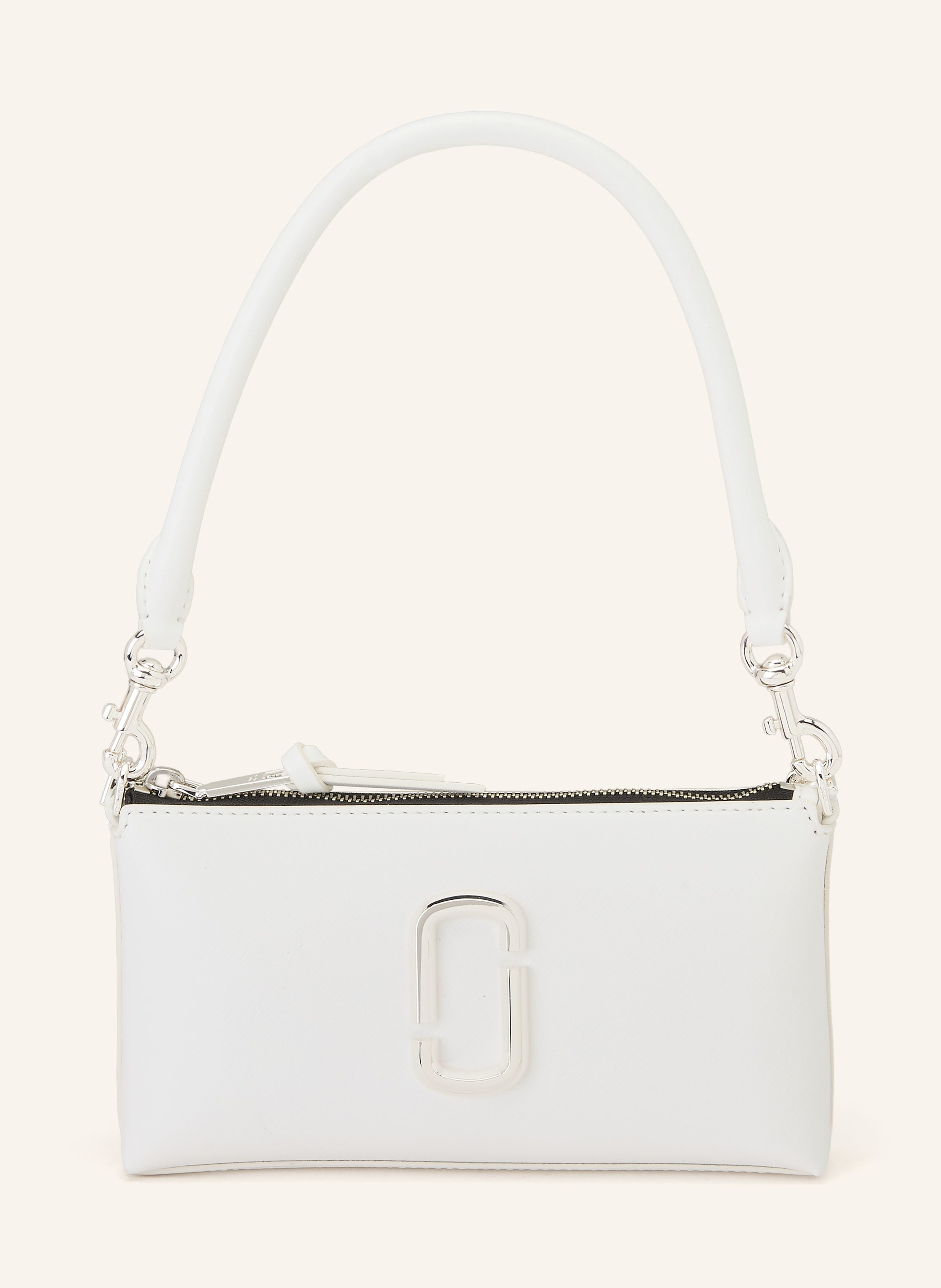 Marc Jacobs Saffiano-Leder. Schließt mit Reißverschluss. Ein abnehmbarer Tragegriff. Abnehmbare Schulterkette. Innen ein Hauptfach. Drei Kartenfächer. Logo-Applikation auf der Front. Label-Prägung auf der Rücksei in weiss / silber Saffiano-Leder