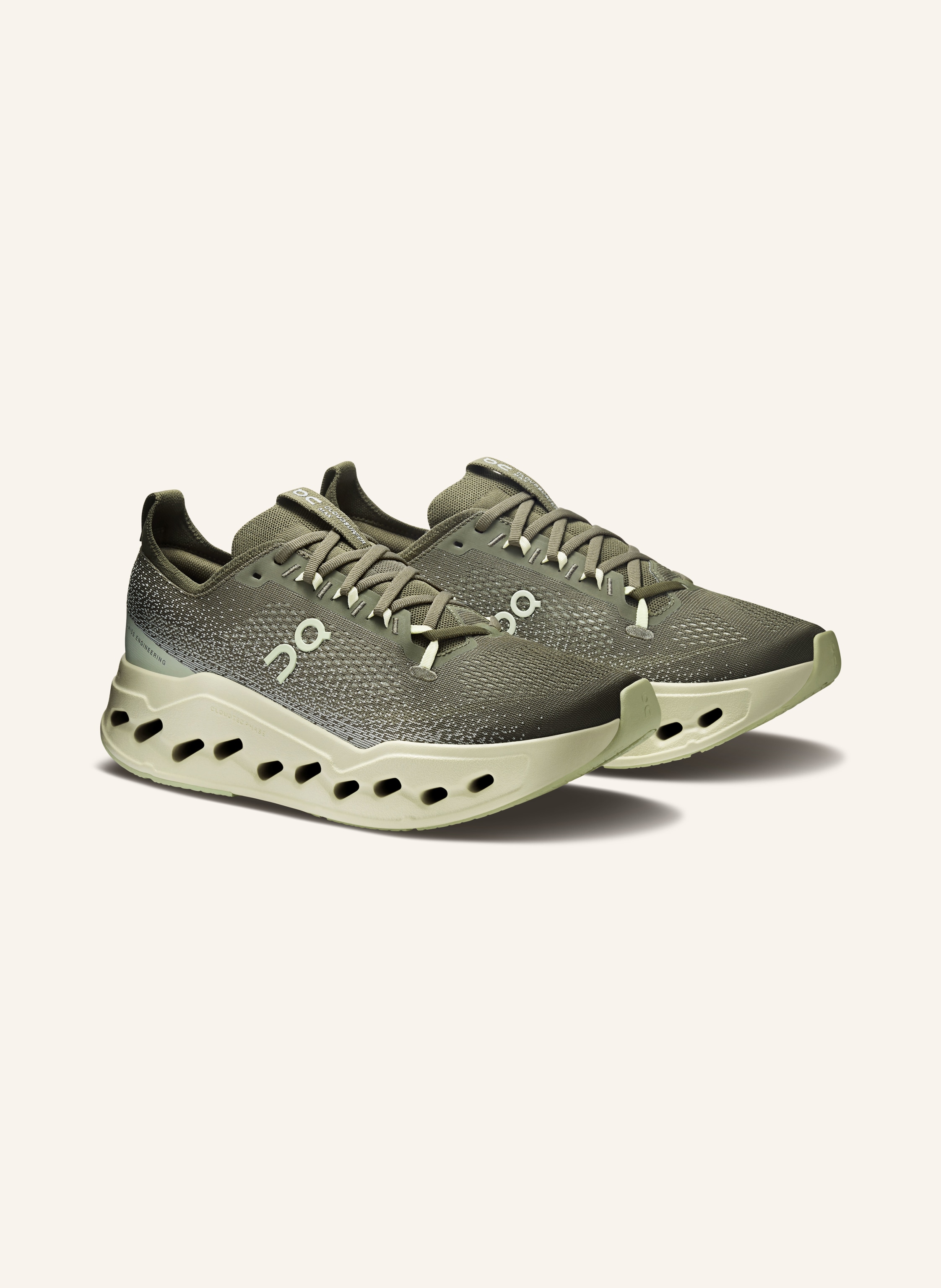 On Laufschuhe Cloudsurfer Max gruen