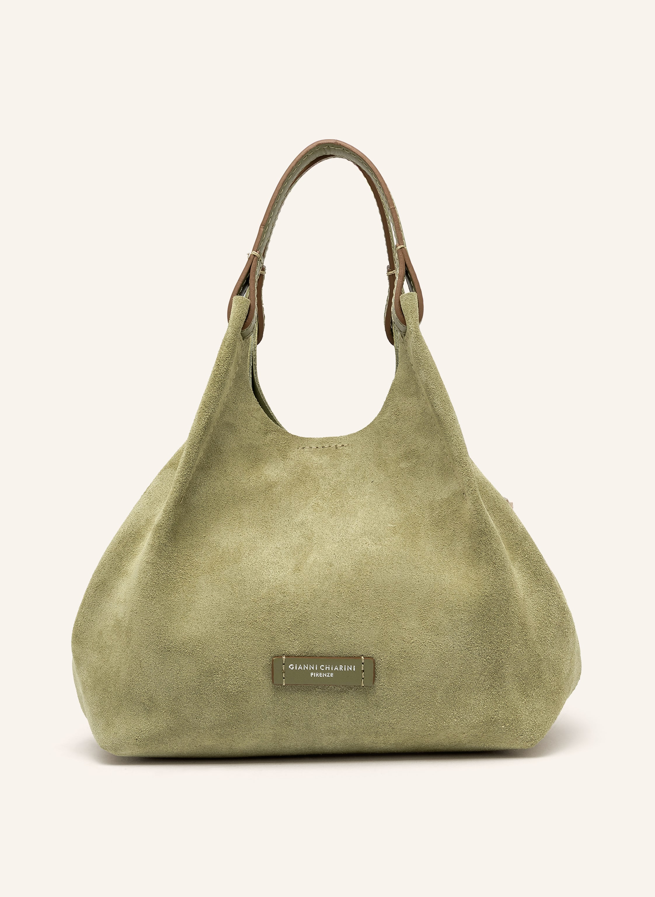 Gianni Chiarini Veloursleder. Schließt mit Magnet- und Karabinerverschluss. Zwei Tragegriffe. Abnehmbarer, längenverstellbarer Schulterriemen. Herausnehmbare Pouch. Innen ein Hauptfach. Label-Badge auf der Front Medium in camel