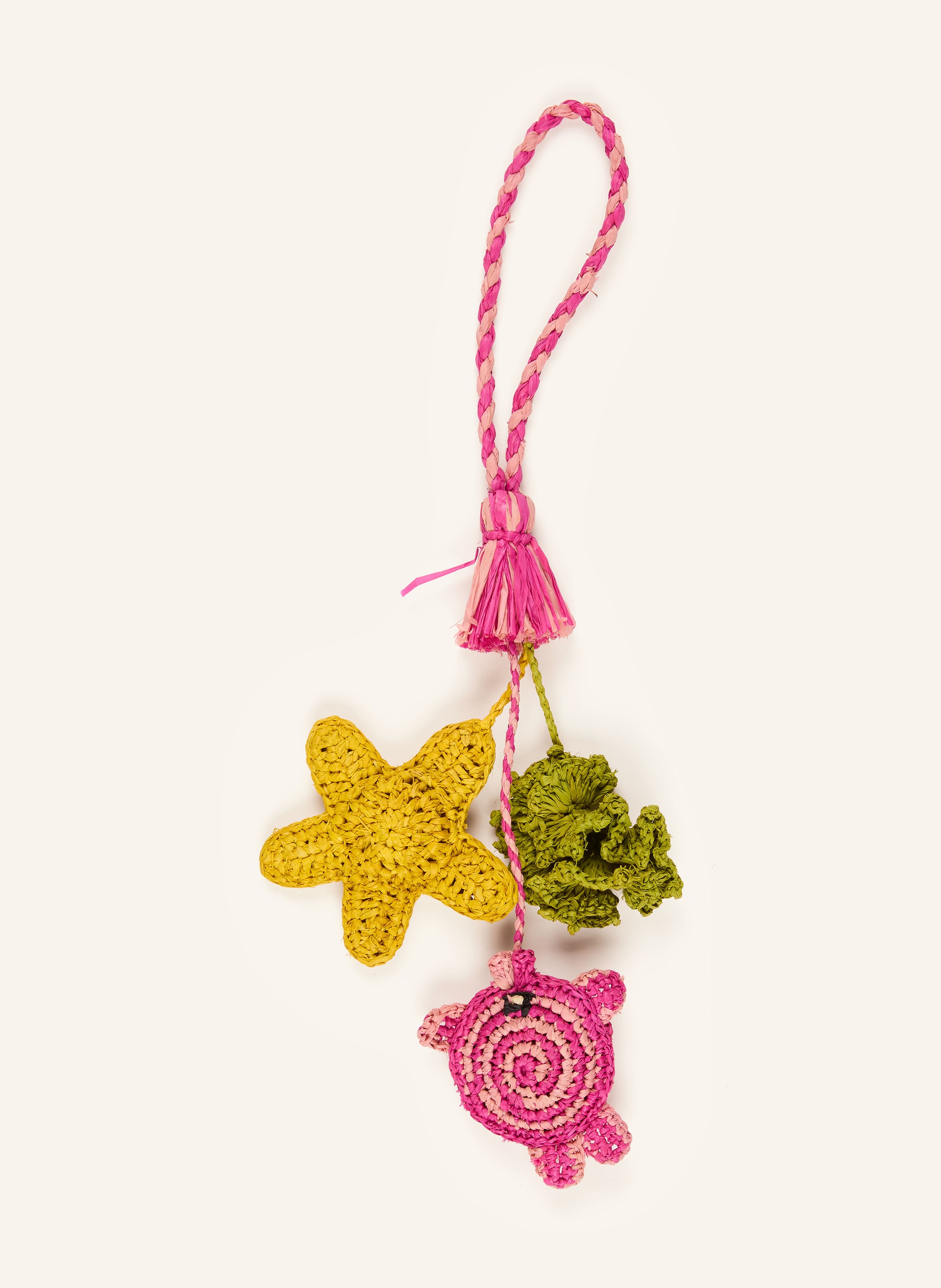 Ibeliv Aus Bast. Mit vier geflochtenen Anhängern. Loop zum Aufhängen. Handgemacht in pink / gelb / grün