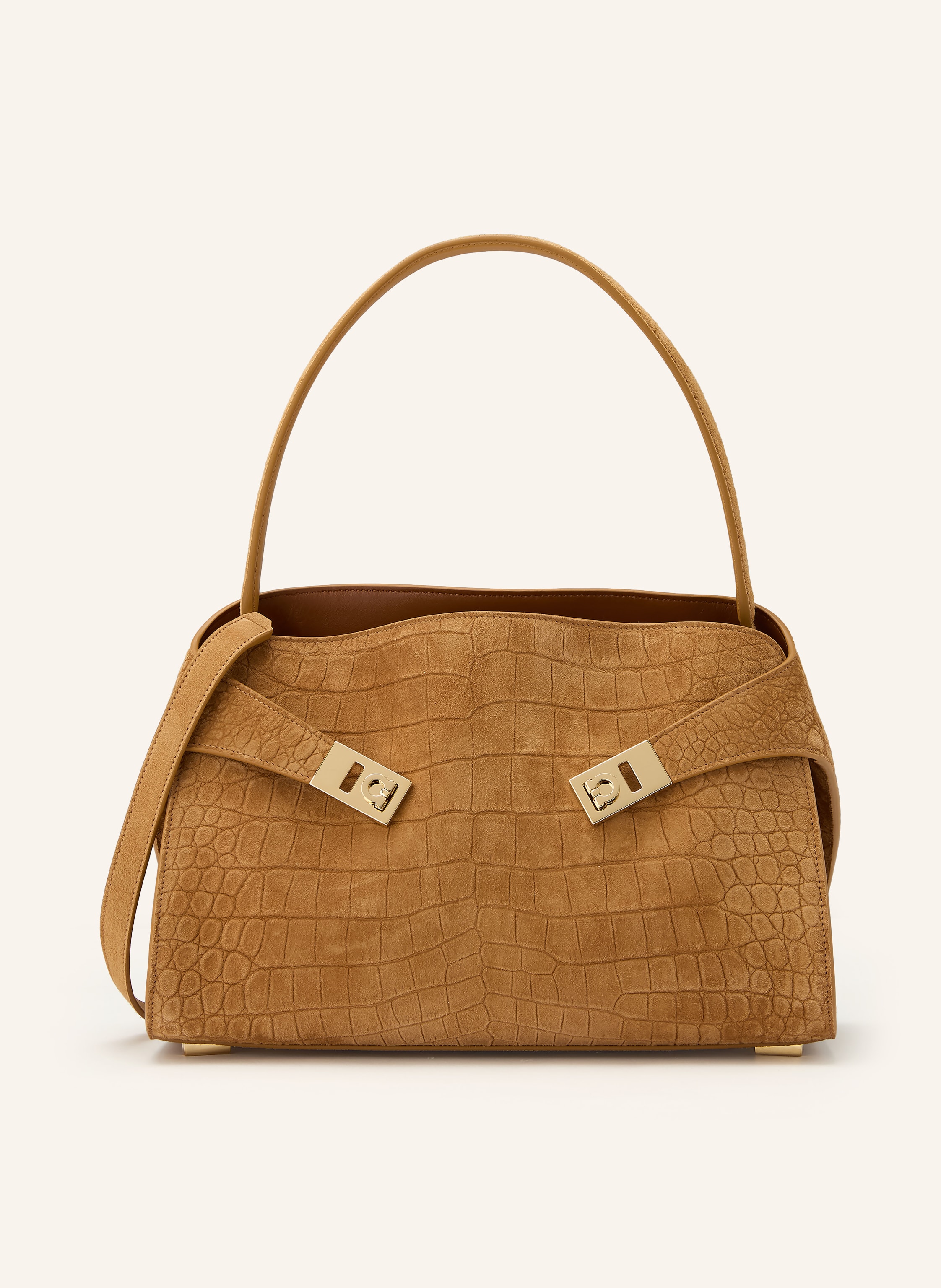 Ferragamo Fein genarbtes Leder. Schließt mit Magnetverschlüssen. Ein Tragehenkel. Abnehmbarer, längenverstellbarer Schulterriemen. Zwei Hauptfächer innen. Ein Innenfach mit Reißverschluss. Zwei Kartenfächer. La in hellbraun / gold