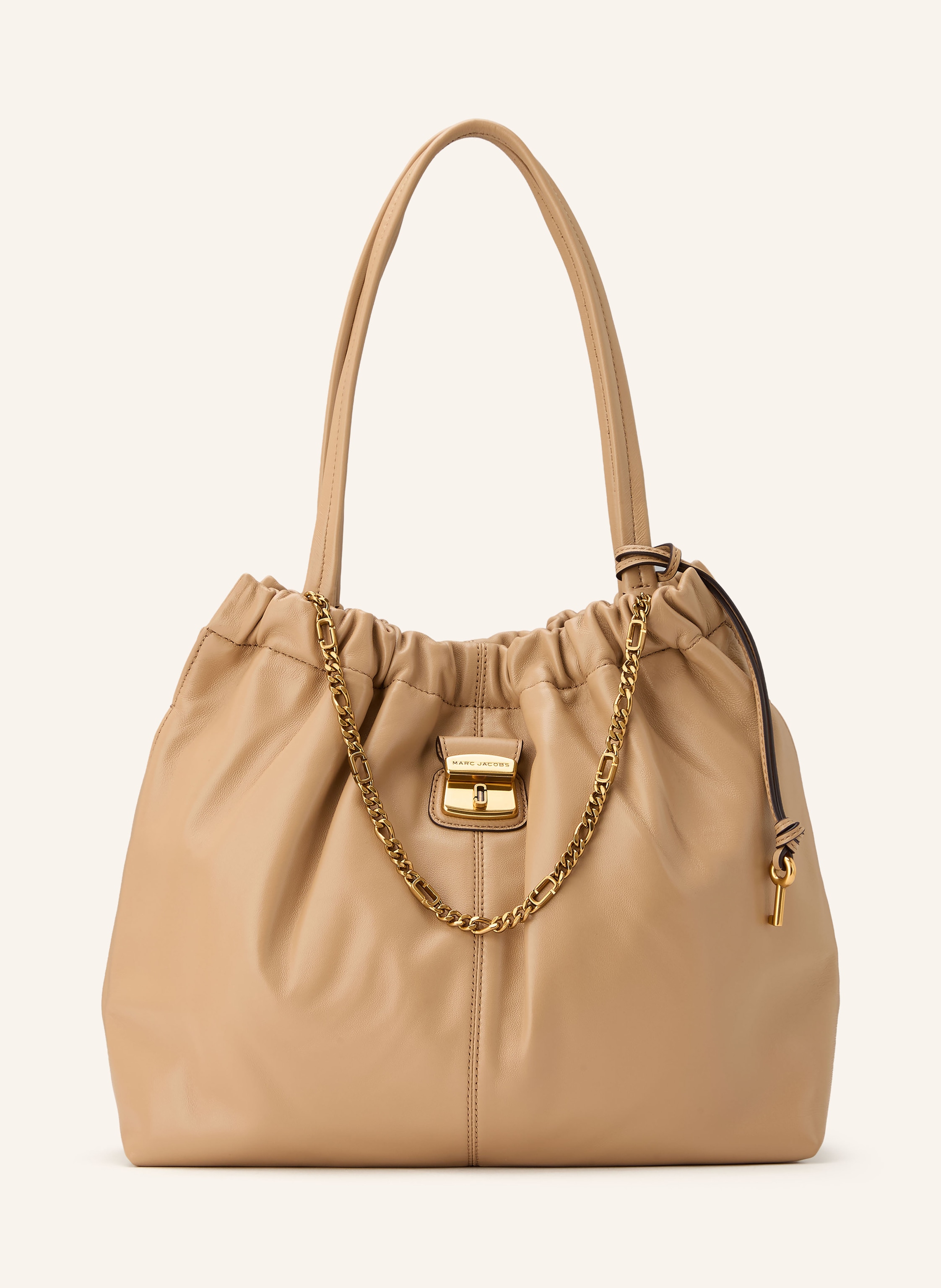 Marc Jacobs Fein genarbtes Leder. Metalldetail im Schloss-Design. Dekorative Kette. Geraffte Optik am Verschluss. Schließt mit Magnetverschluss. Zwei Tragegriffe. Innen ein Hauptfach. Innenfach mit Reißverschluss in beige / gold