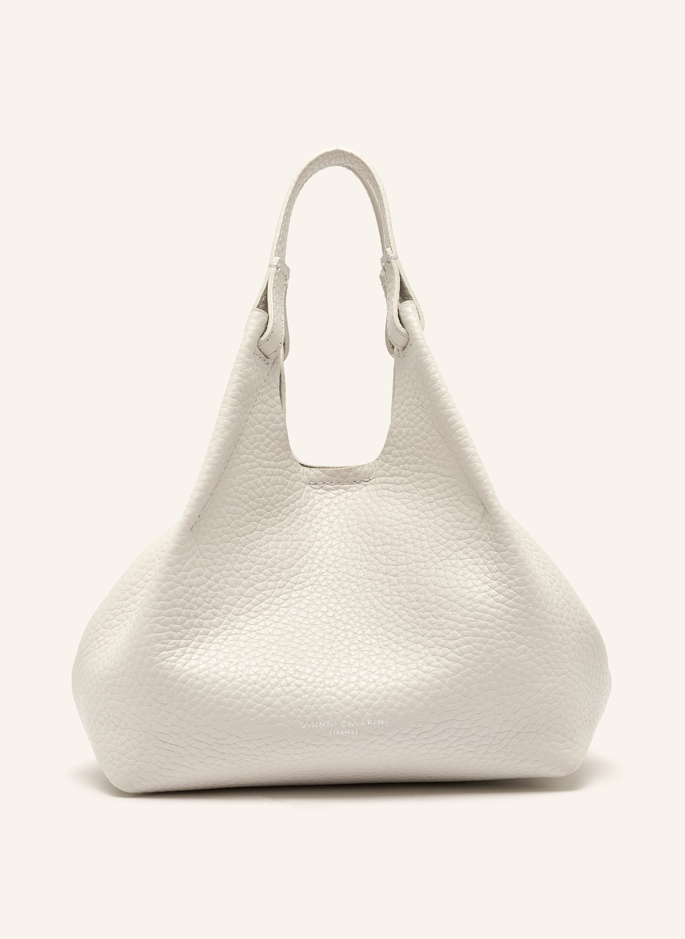 Gianni Chiarini Innen ein Hauptfach. Herausnehmbare Pouch. Abnehmbarer Schulterriemen. Längenverstellbarer Schulterriemen. Zwei Tragegriffe. Verstärkter Taschenboden. Magnetverschluss. Label-Print. Genarbtes Leder. U Medium in camel