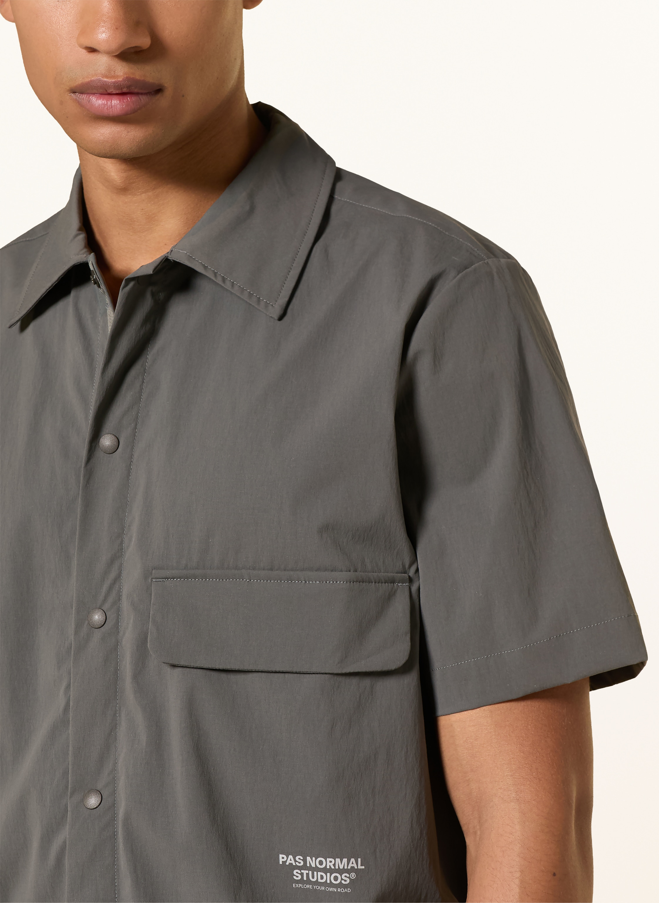 Thumbnail - Pas Normal Studios Kurzarm-Hemd Off Race Light Tech grau