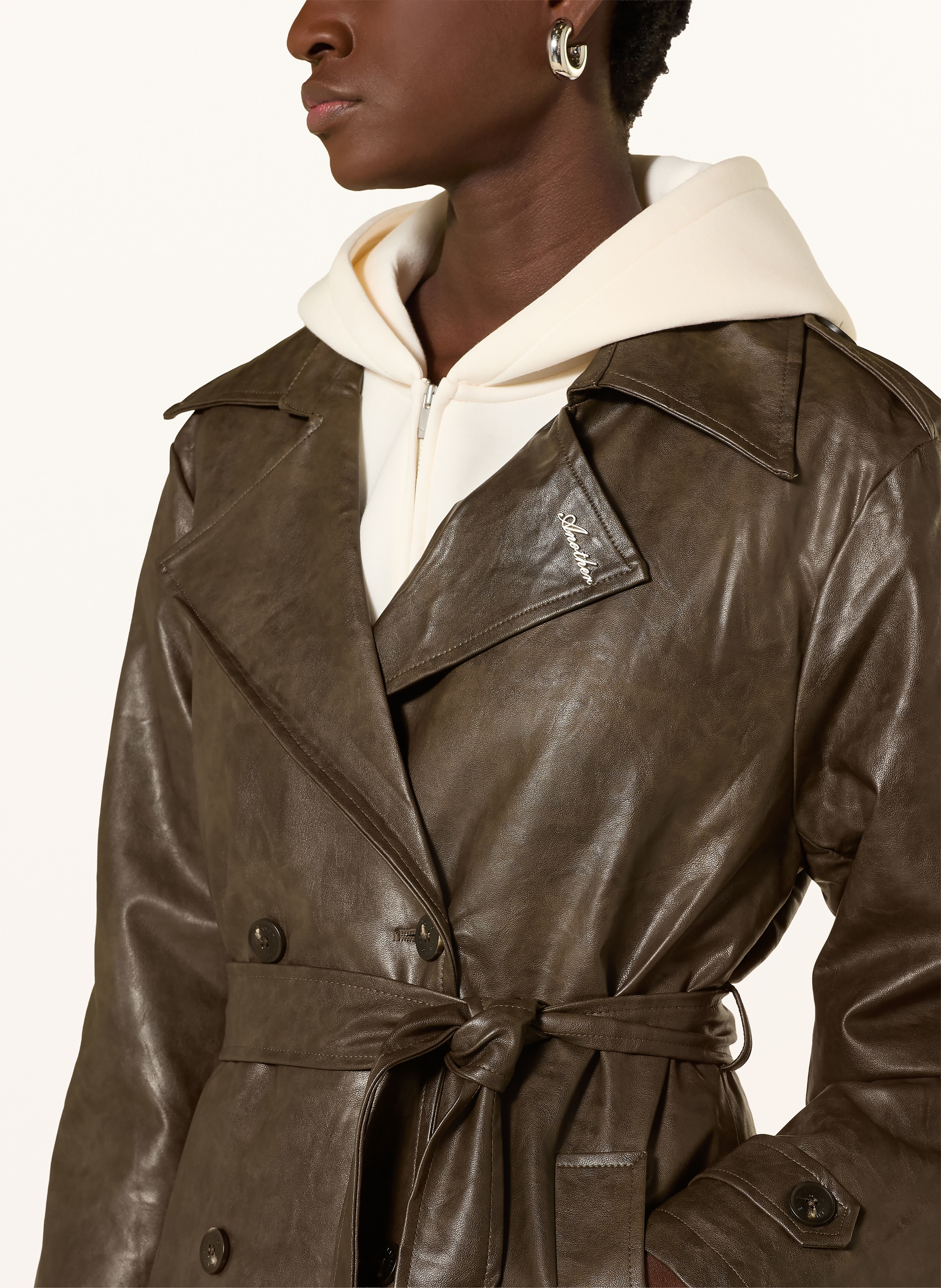 Thumbnail - Another Cotton Lab Trenchcoat In Lederoptik braun