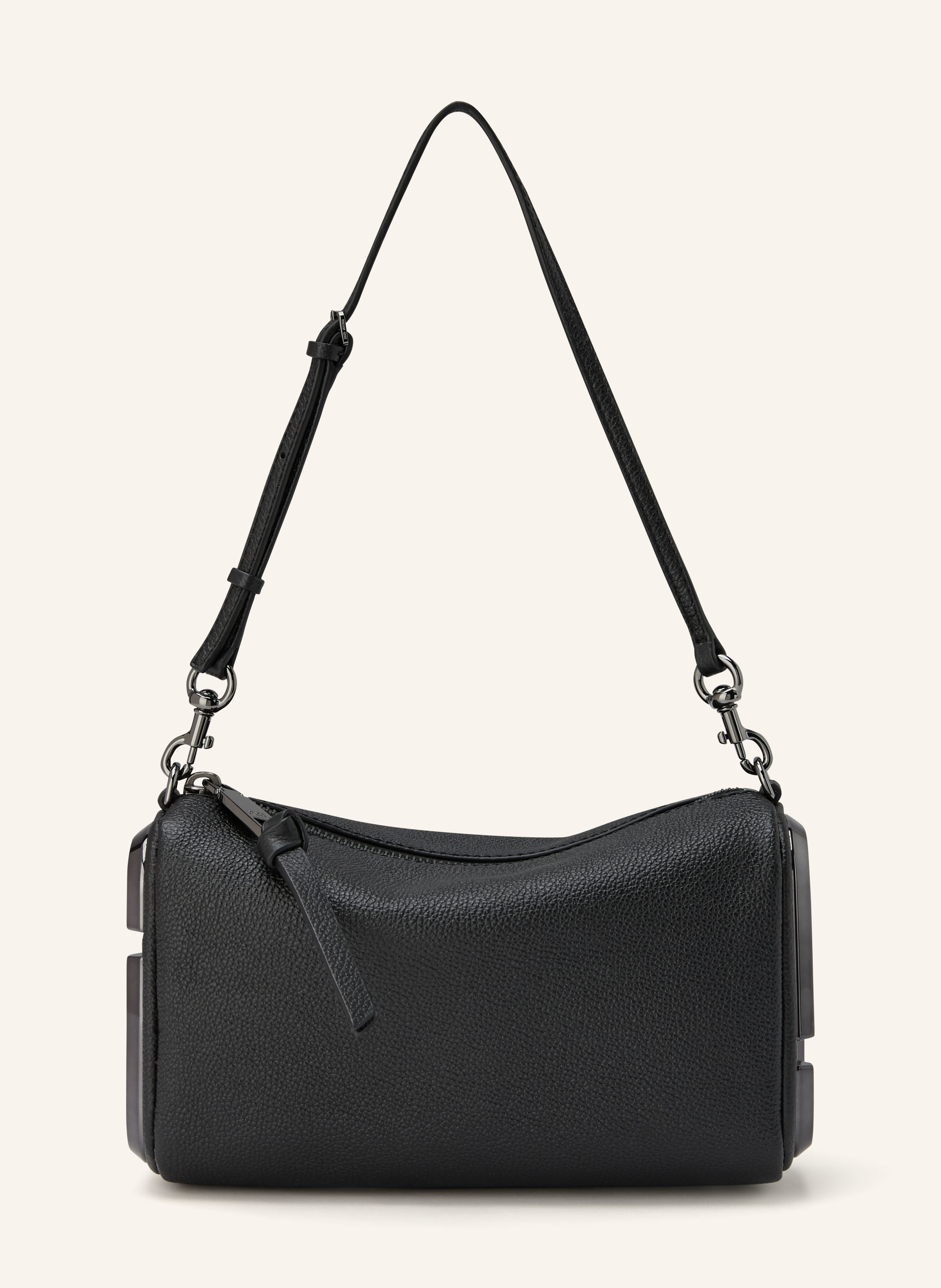 Marc Jacobs Abnehmbarer Schulterriemen. Längenverstellbarer Schulterriemen. Reißverschluss. Innen ein Hauptfach. Label-Details. Genarbtes Leder. Unifarben in schwarz