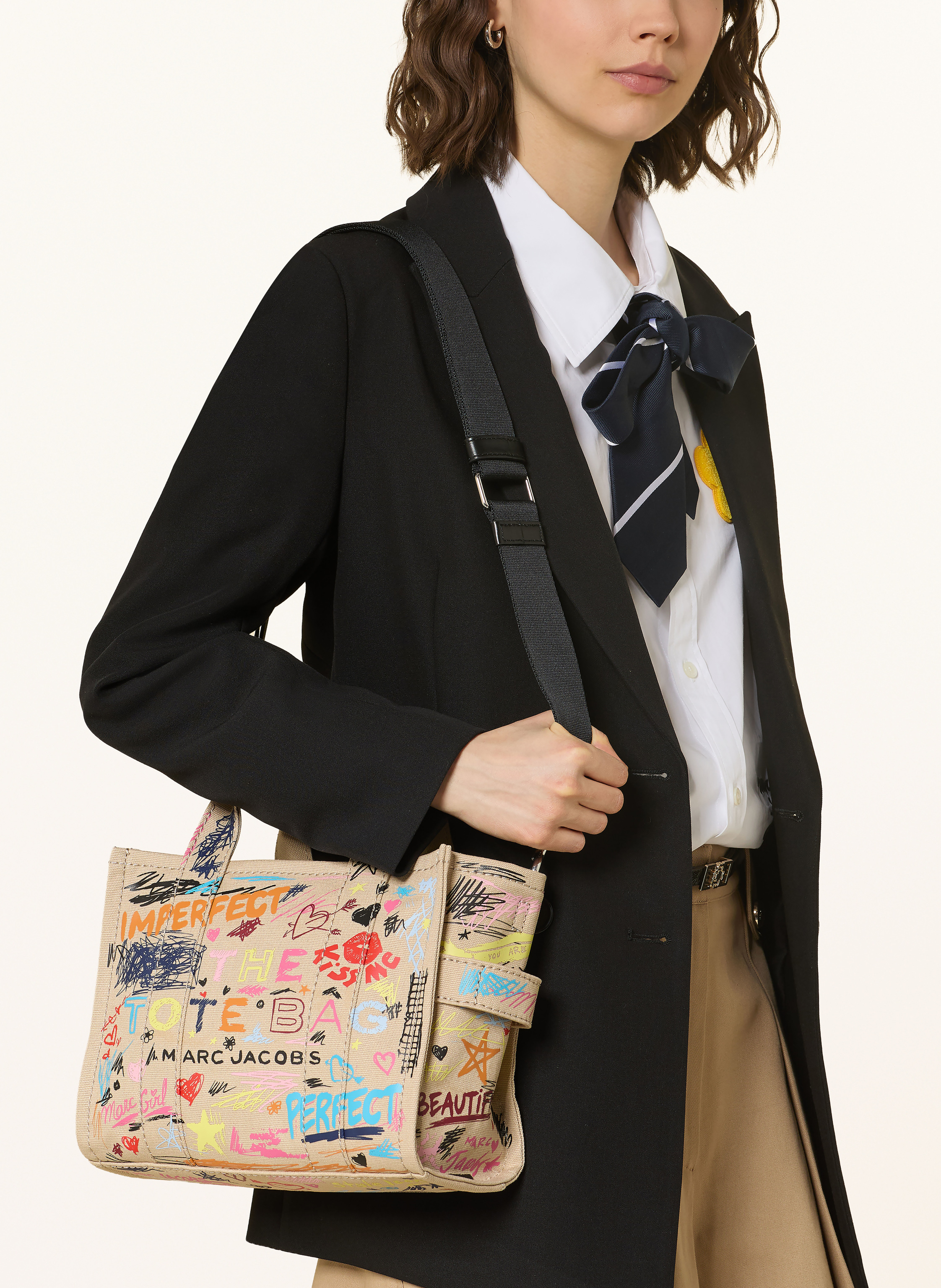 Thumbnail - Marc Jacobs Umhängetasche The Punk Scribble Canvas Small Tote Bag beige