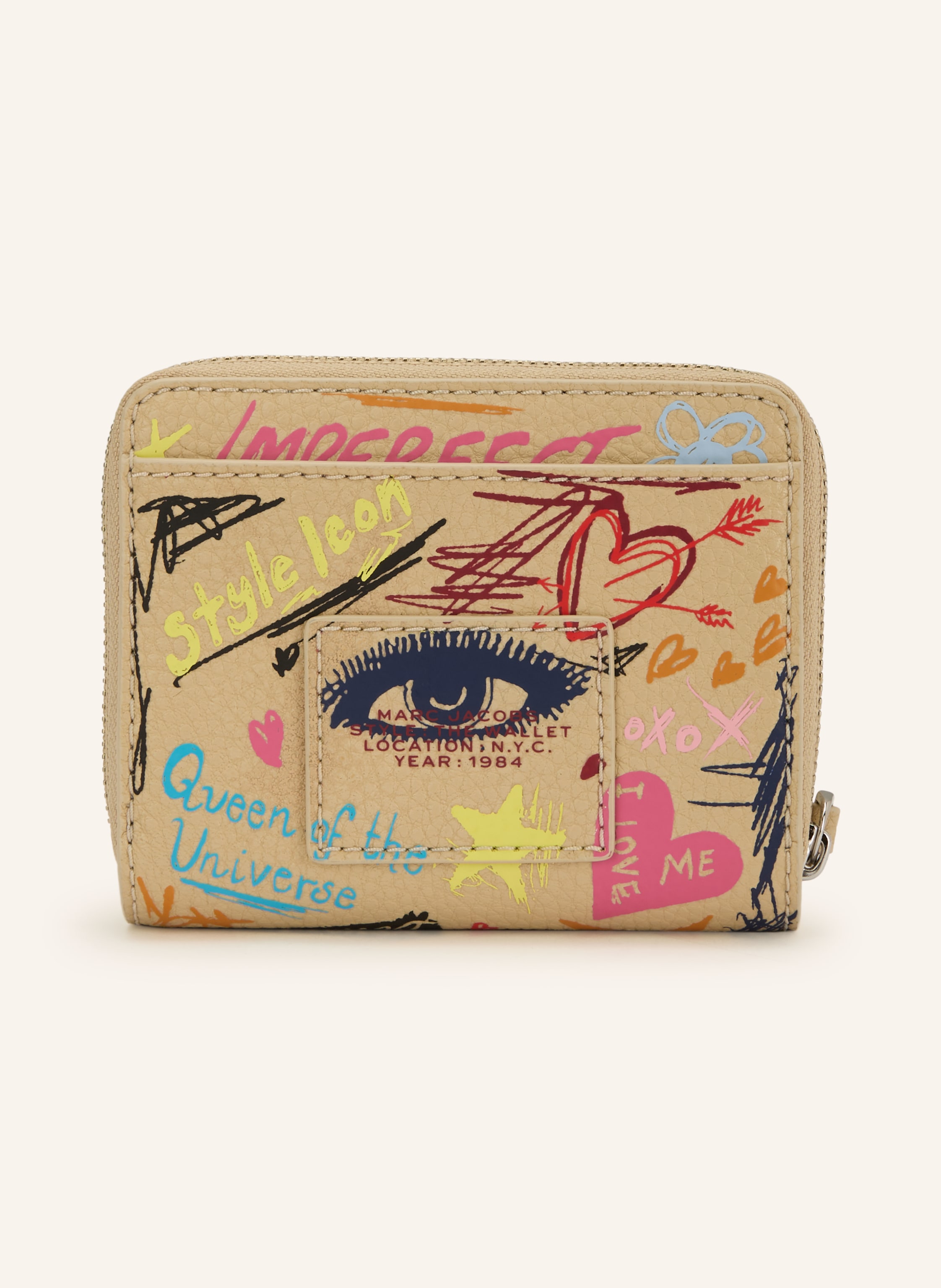 Marc Jacobs Außenfach auf der Rückseite. Diverse Steckfächer innen. Münzfach mit Reißverschluss. Druckknopf. Reißverschluss. Label-Wording. Genarbtes Leder. Allover-Muster Mini in beige / pink / gelb