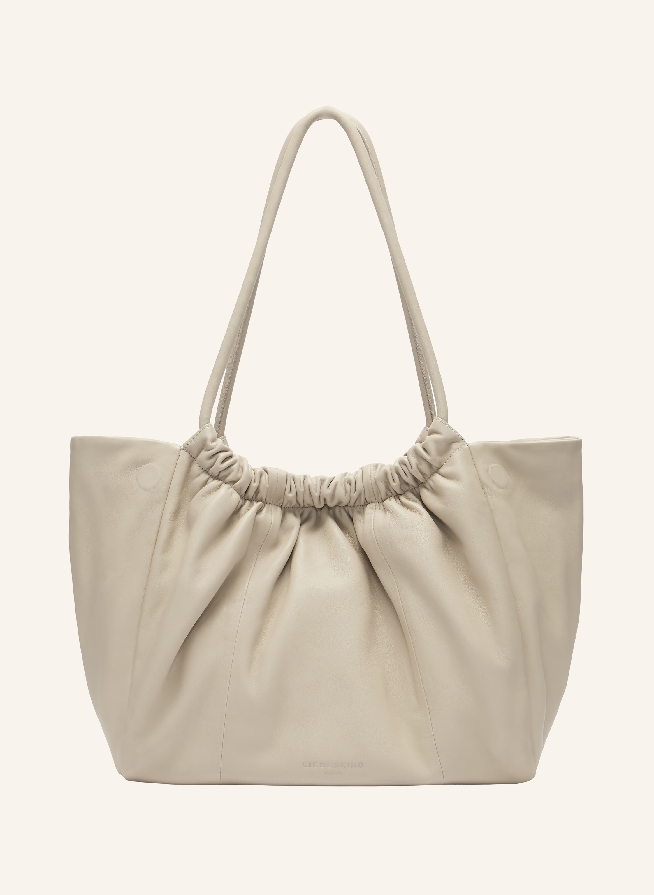 Liebeskind Berlin Ein Innenfach mit Reißverschluss. Zwei Steckfächer. Zwei Tragegriffe. Magnetverschluss. Innen ein Hauptfach. Fein genarbtes Leder. Unifarben Medium in beige