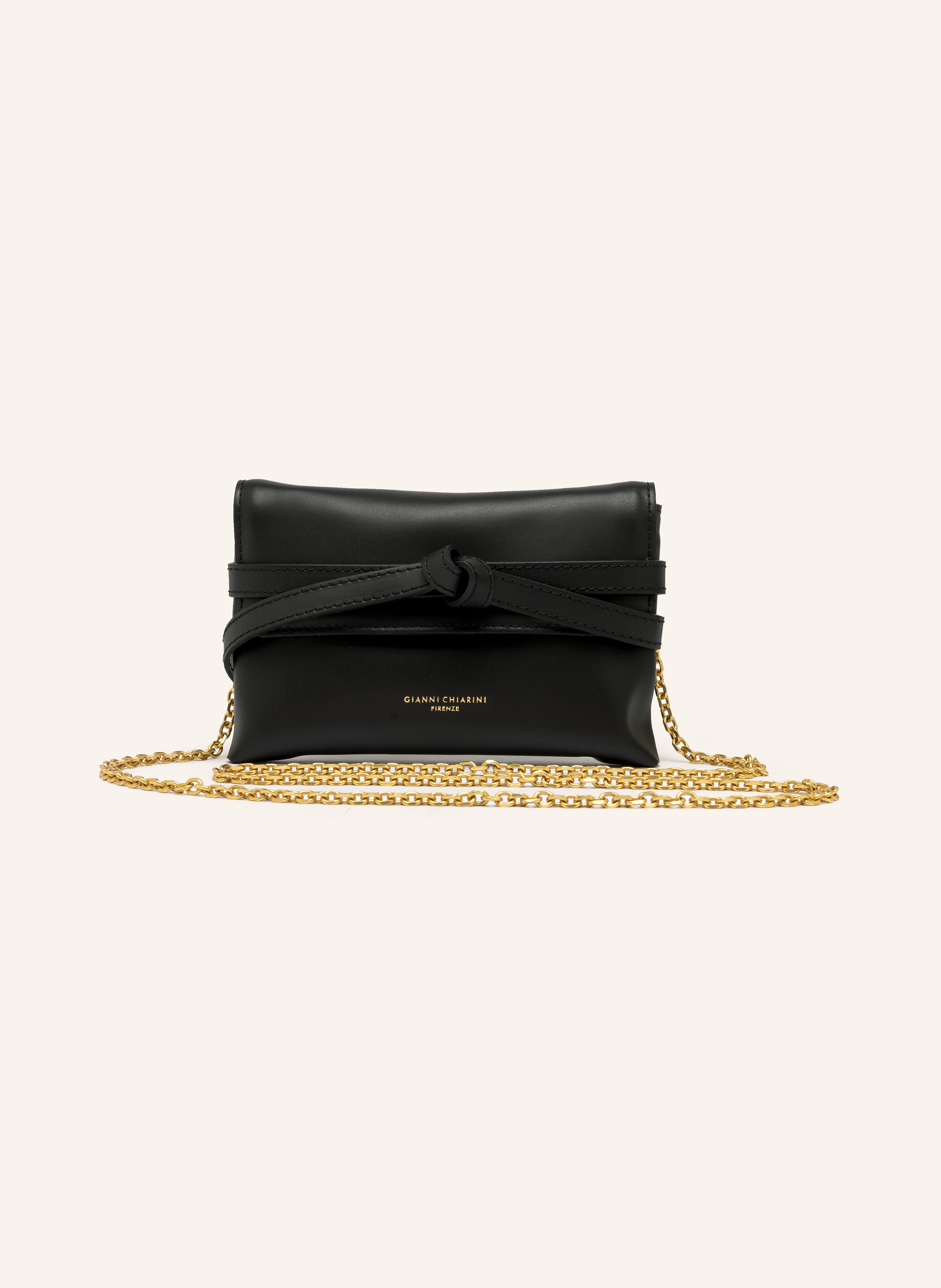 Gianni Chiarini Schulterkette. Druckknopf. Innen ein Hauptfach. Label-Detail. Glattleder. Unifarben in schwarz / gold