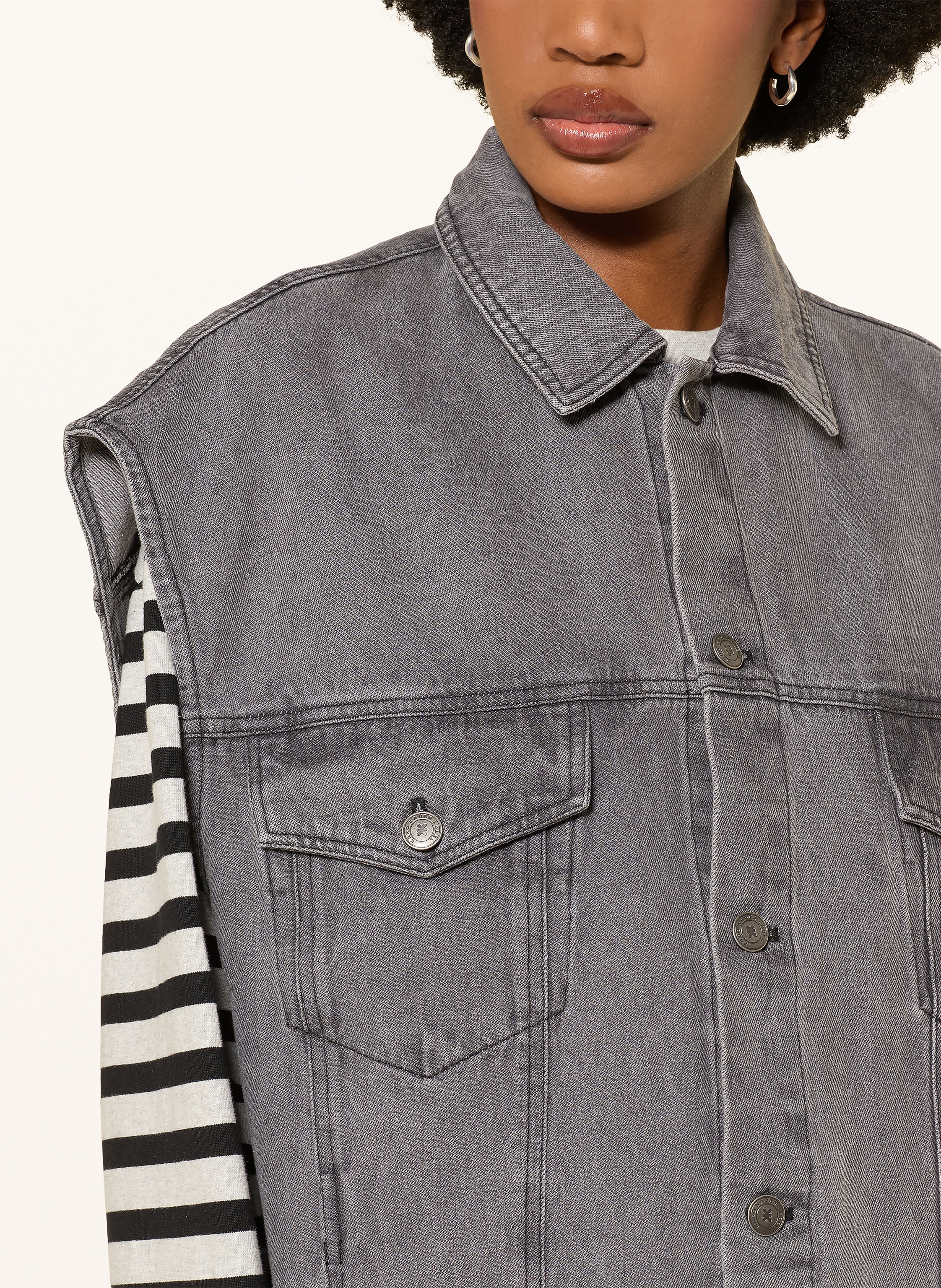 Thumbnail - Karo Kauer Oversized-Jeansweste grau