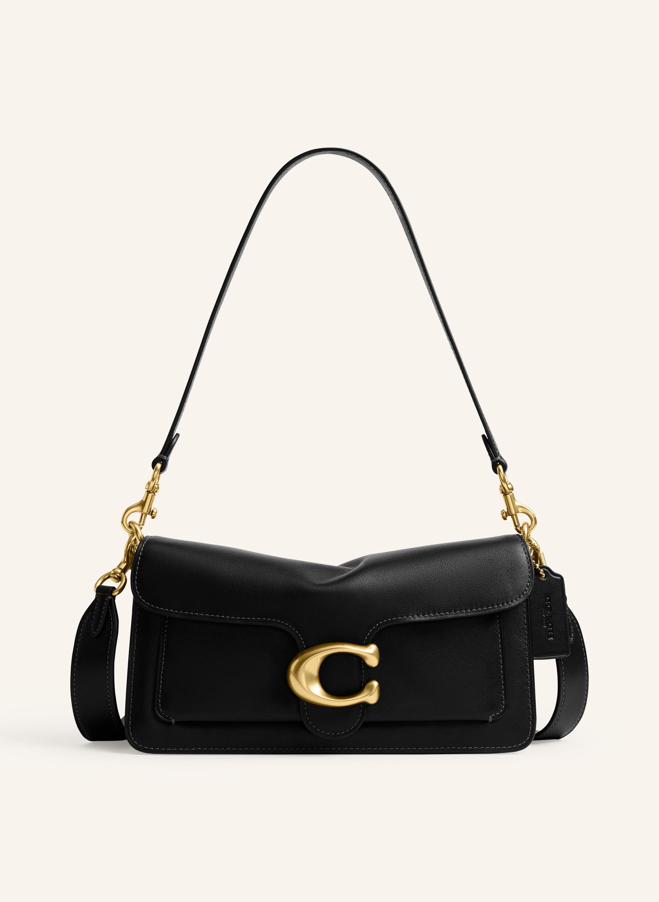 Coach Außenfach unter dem Überschlag. Abnehmbarer Schulterriemen. Ein Tragegriff. Stellfüßchen. Verstärkter Taschenboden. Druckknopf. Innen zwei Hauptfächer. Label-Detail. Glattleder. Unifarben in schwarz / gold