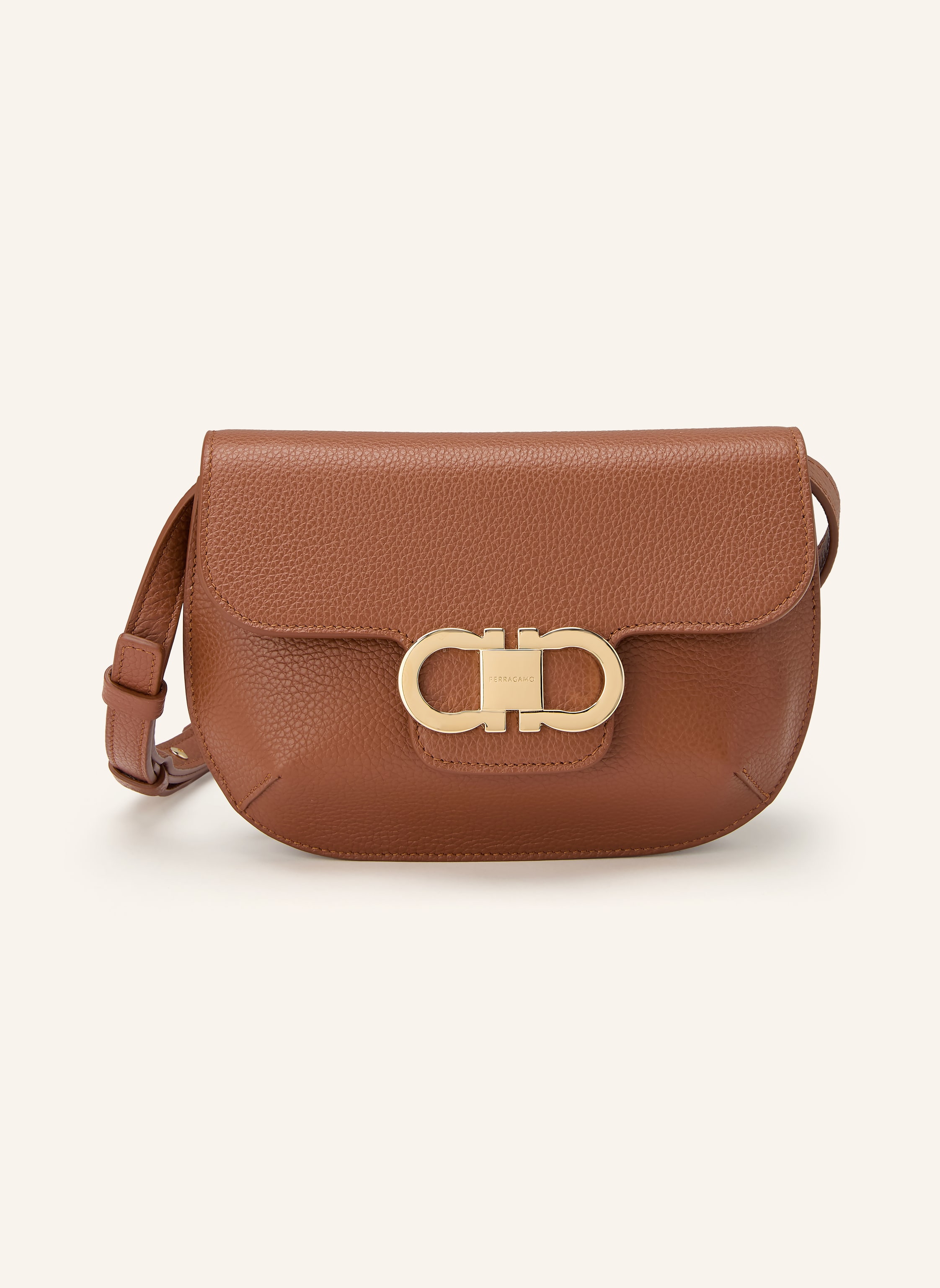 Ferragamo Zwei Kartenfächer. Abnehmbarer Schulterriemen. Längenverstellbarer Schulterriemen. Druckknopf. Innen ein Hauptfach. Made in Italy. Label-Detail. Fein genarbtes Leder. Unifarben in braun