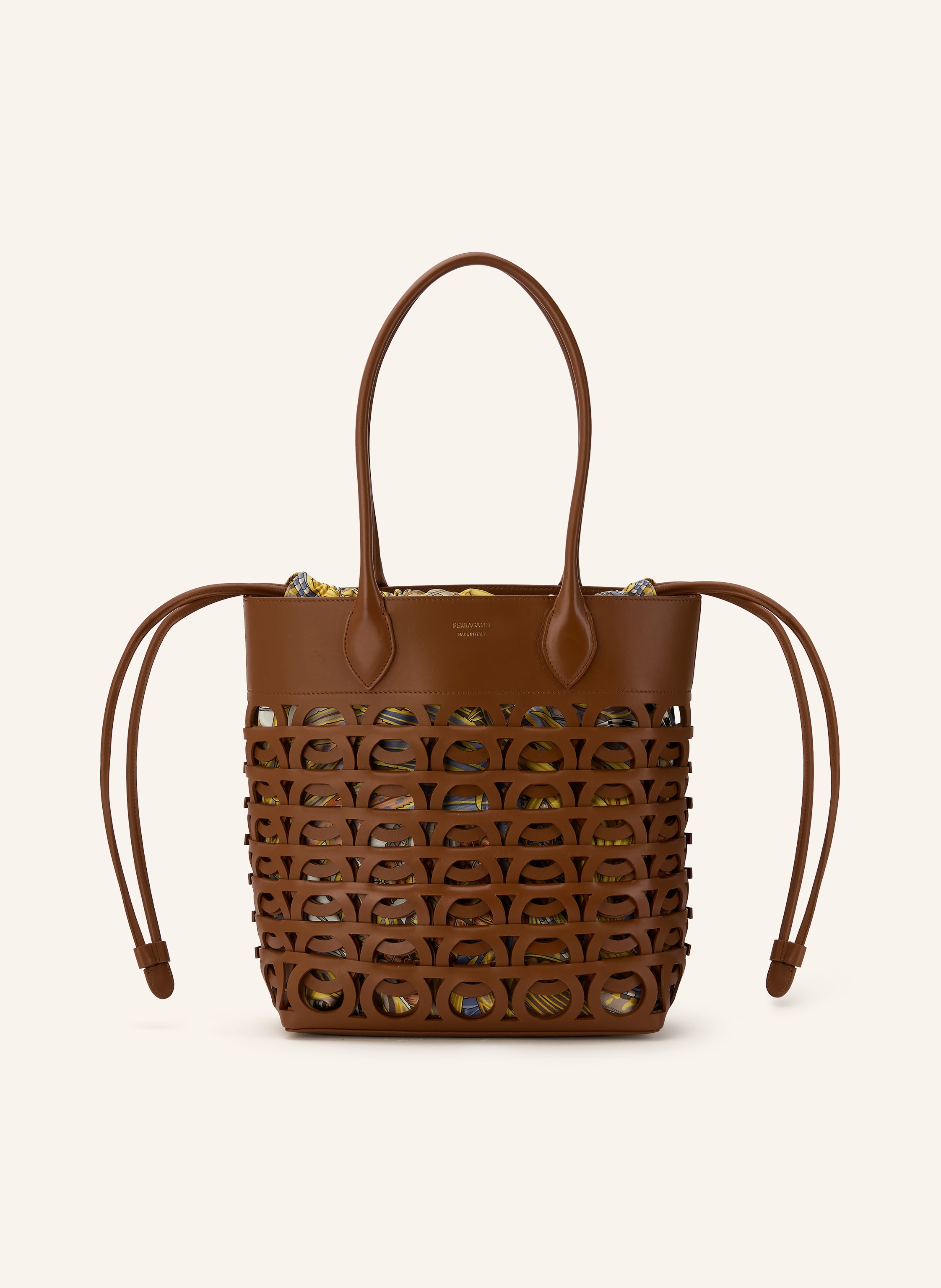 Ferragamo Zwei Tragegriffe. Verstärkter Taschenboden. Durchzugsband. Innen ein Hauptfach. Label-Print. Glattleder. Unifarben. Geflochtenes Design. Cut-outs. Herausnehmbare Innentasche. Made in Italy in braun / gelb / hellblau