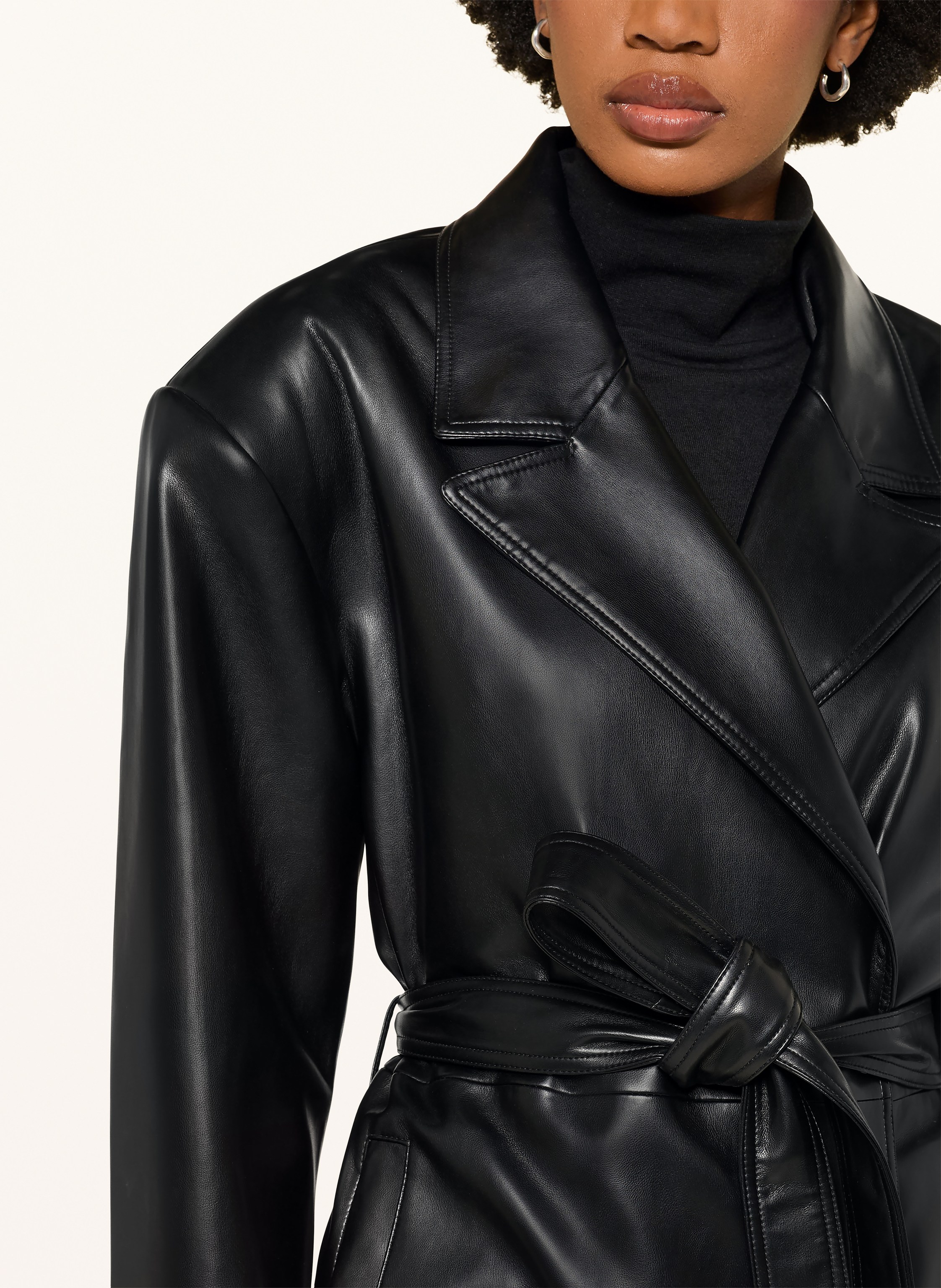 Thumbnail - The Frankie Shop Trenchcoat Tina In Lederoptik schwarz