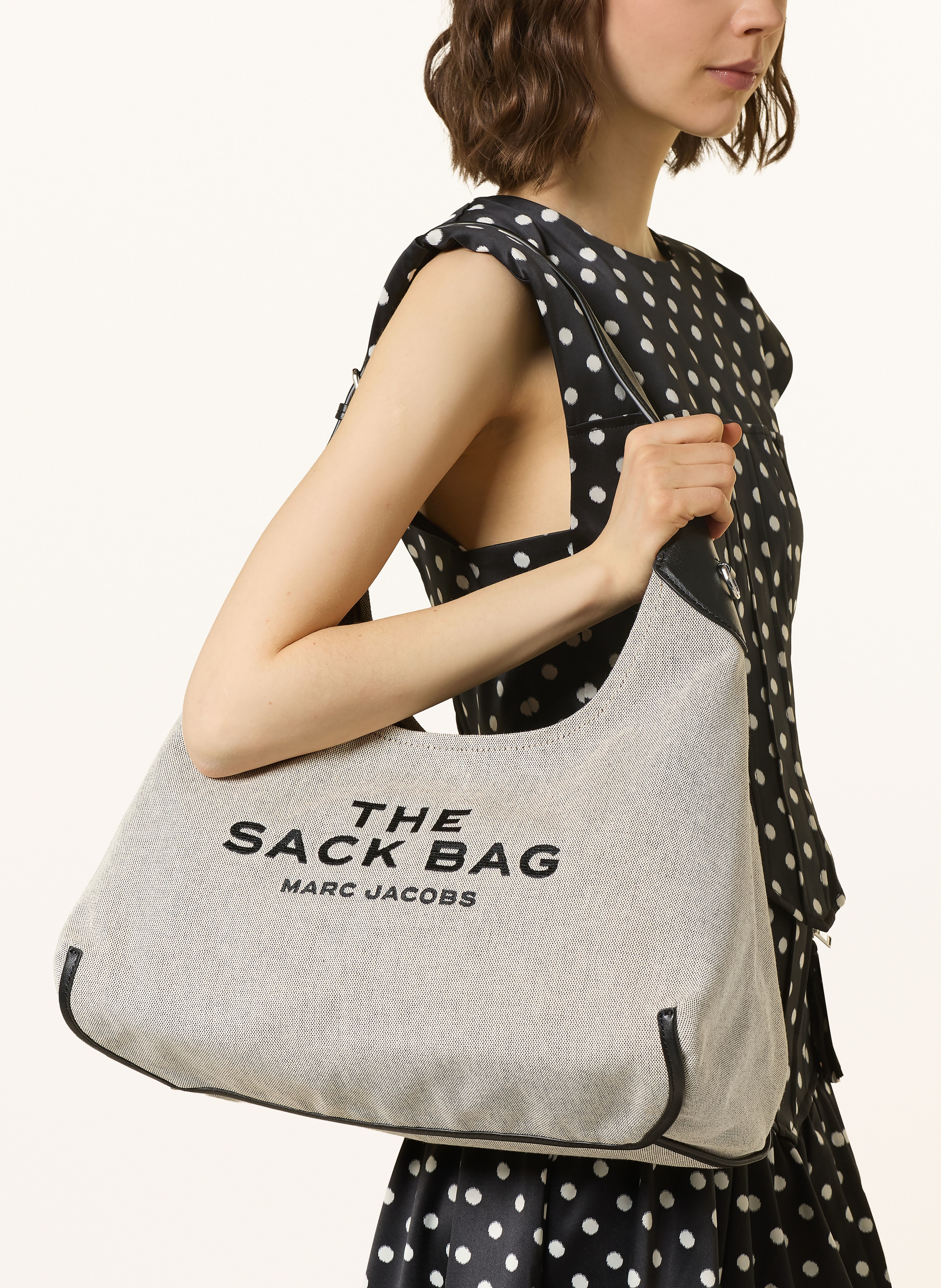 Thumbnail - Marc Jacobs Schultertasche The Leather-Trim Canvas Belted Sack Bag schwarz