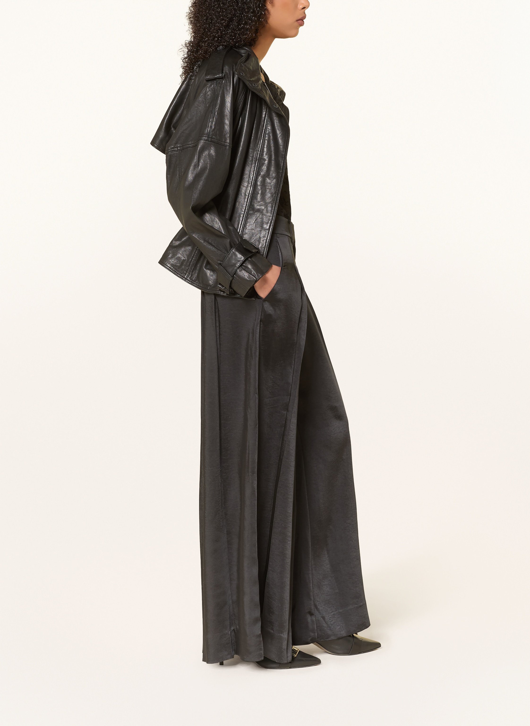 Thumbnail - Allsaints Marlenehose Poppy Aus Satin schwarz