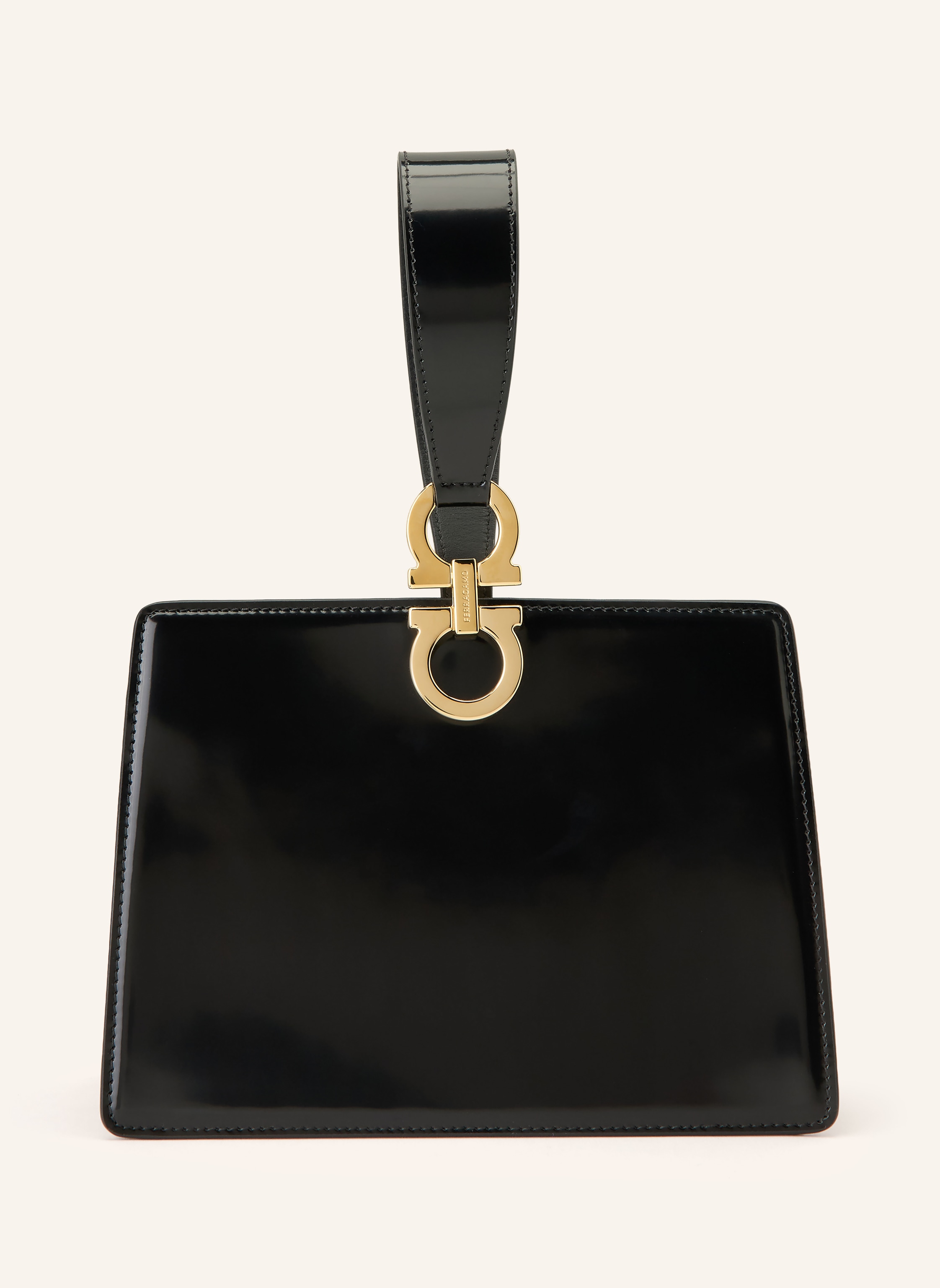 Ferragamo Ein Steckfach. Tragegriff oben. Verstärkter Taschenboden. Druckknopf. Innen ein Hauptfach. Label-Detail. Unifarben. Lackleder. Made in Italy in schwarz