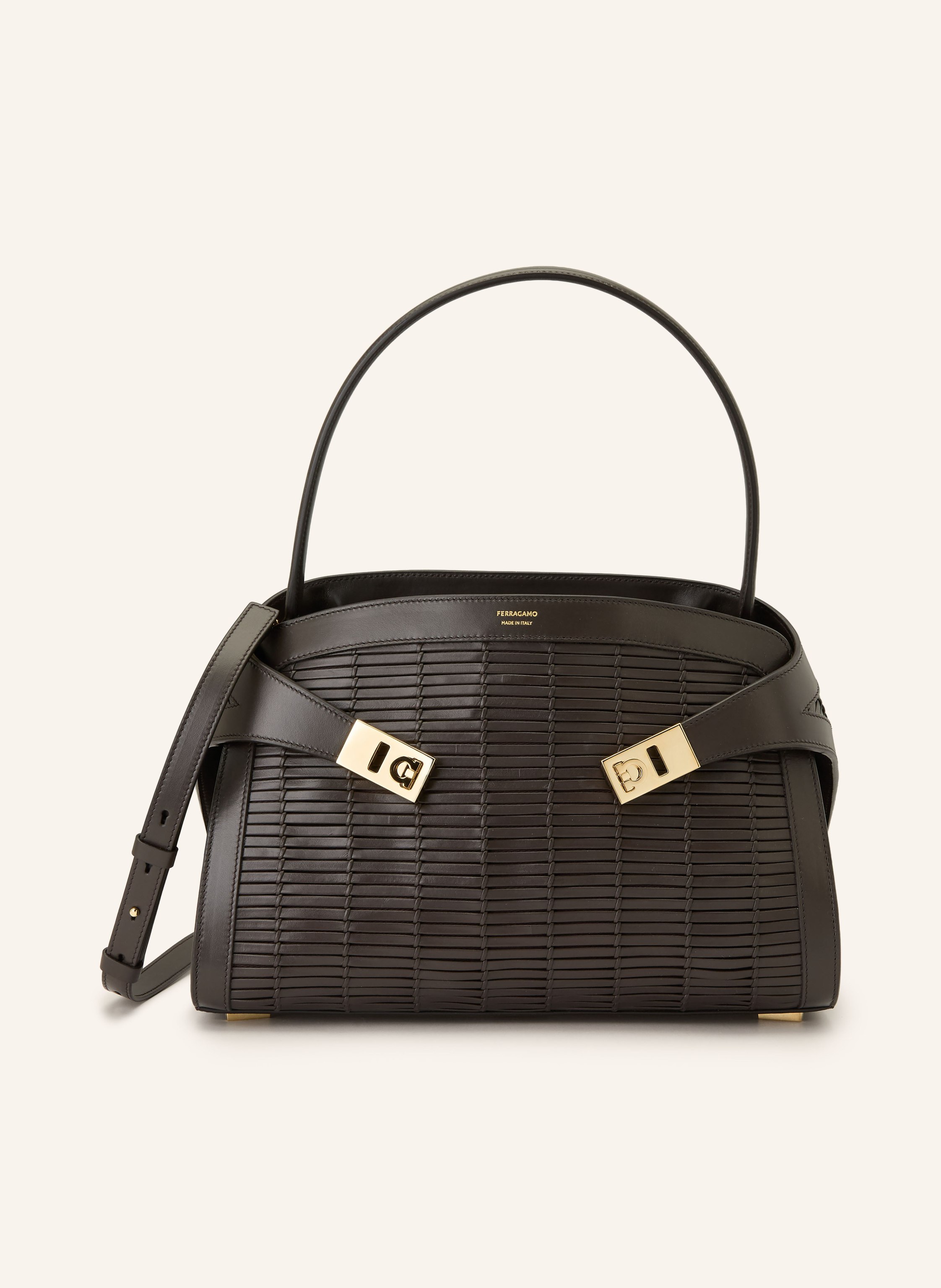 Ferragamo Zwei Steckfächer. Abnehmbarer Schulterriemen. Ein Tragegriff. Längenverstellbarer Schulterriemen. Stellfüßchen. Magnetverschluss. Schnappverschluss. Innen zwei Hauptfächer. Label-Wording. Glattleder. in dunkelbraun