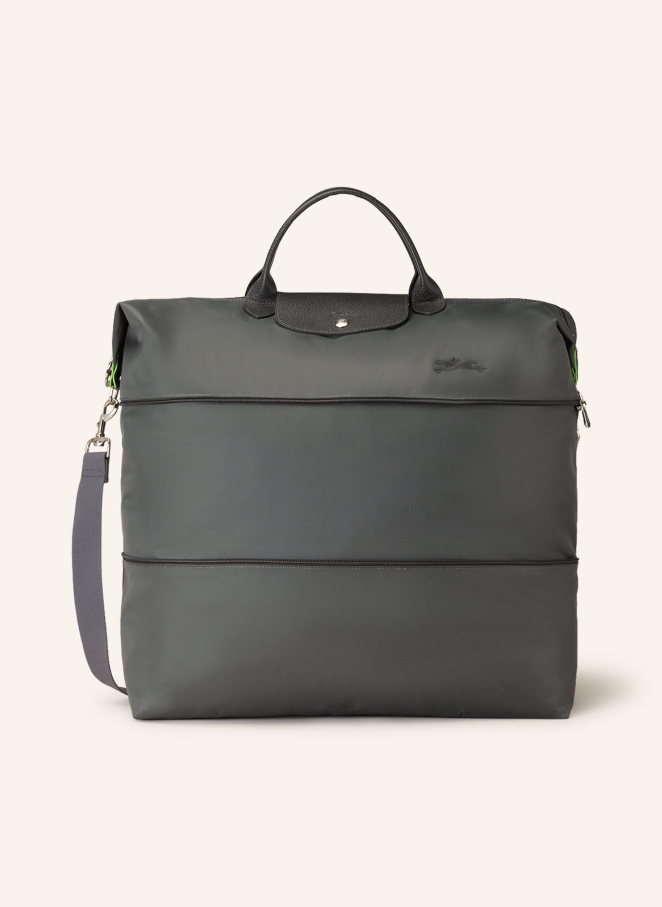 Longchamp Textil mit genarbten Lederdetails. Silberfarbene Metalldetails. Schließt mit Druckknopf und Reißverschluss. Zwei Tragegriffe. Ein abnehmbarer, längenverstellbarer Schulterriemen. Innen ein Hauptfach. in dunkelgrau