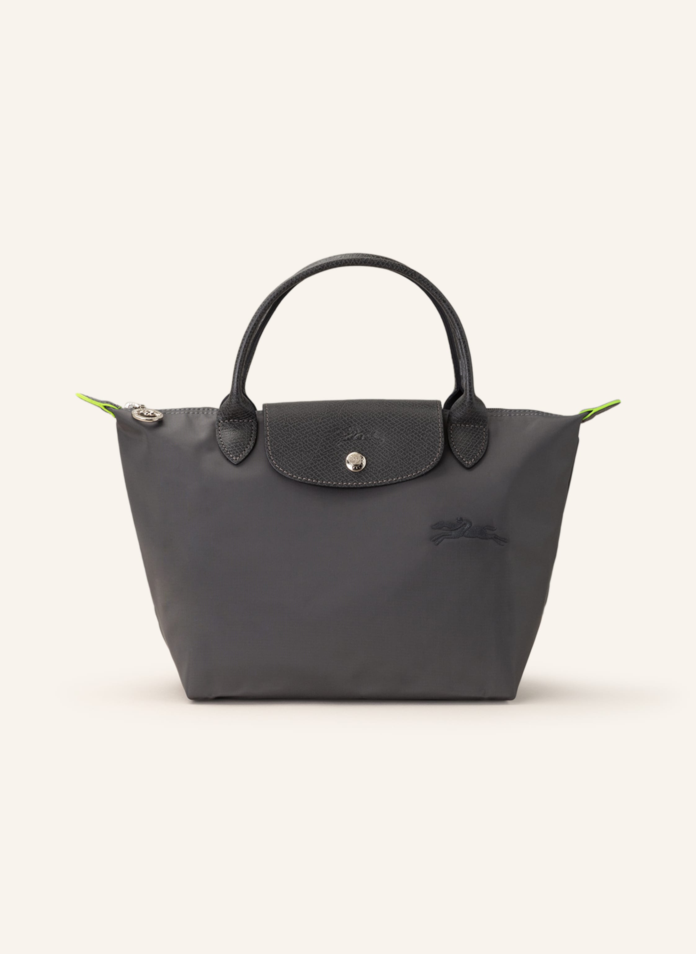 Longchamp Textil mit Lederdetails. Reptilienoptik. Silberfarbene Metalldetails. Schließt mit einem Reißverschluss. Überschlag mit Druckknopf zum Falten. Zwei Trageriemen. Innen ein Hauptfach. Ein Steckfach für in dunkelgrau