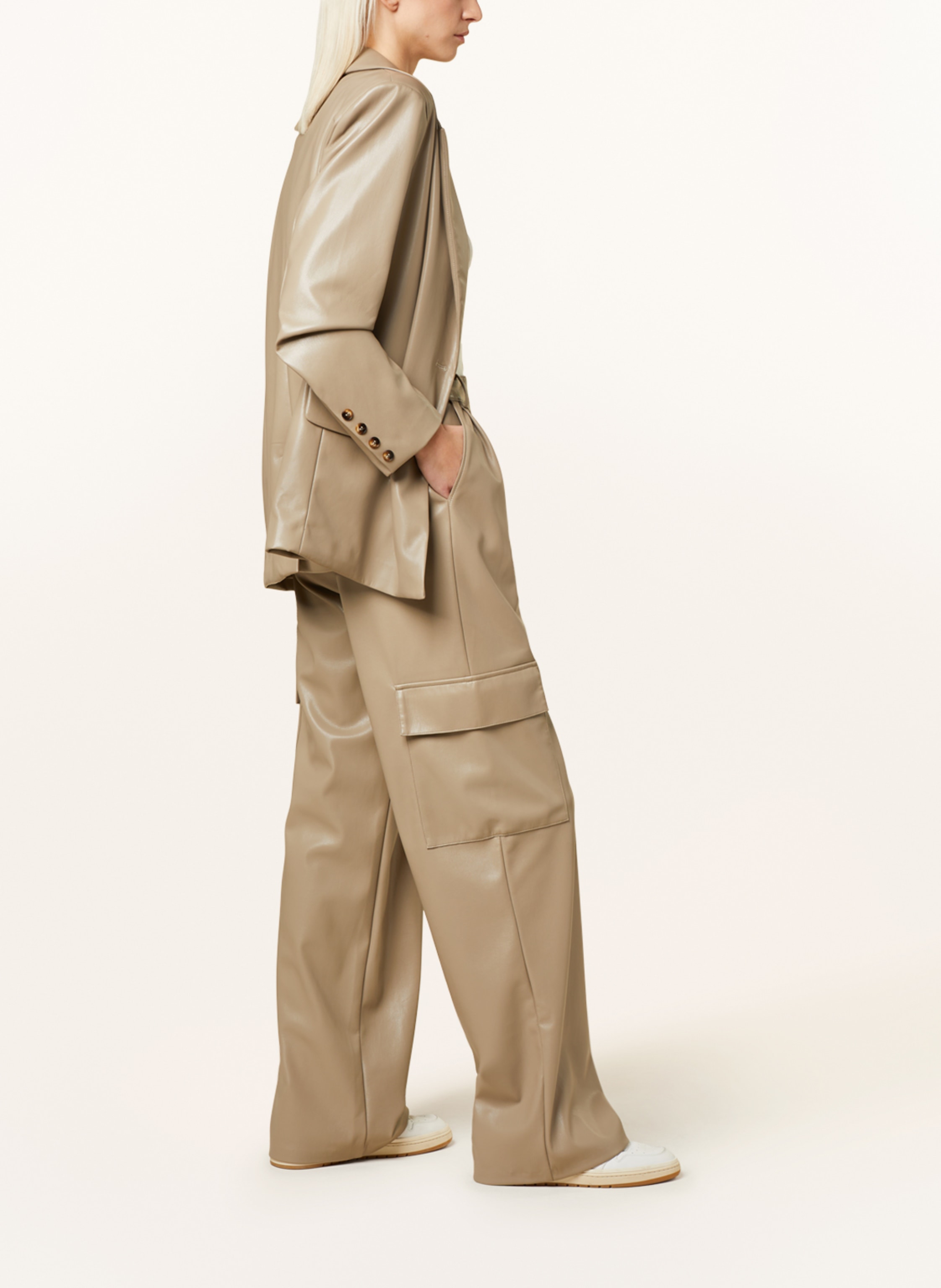 Thumbnail - Mrs & Hugs Cargohose In Lederoptik beige