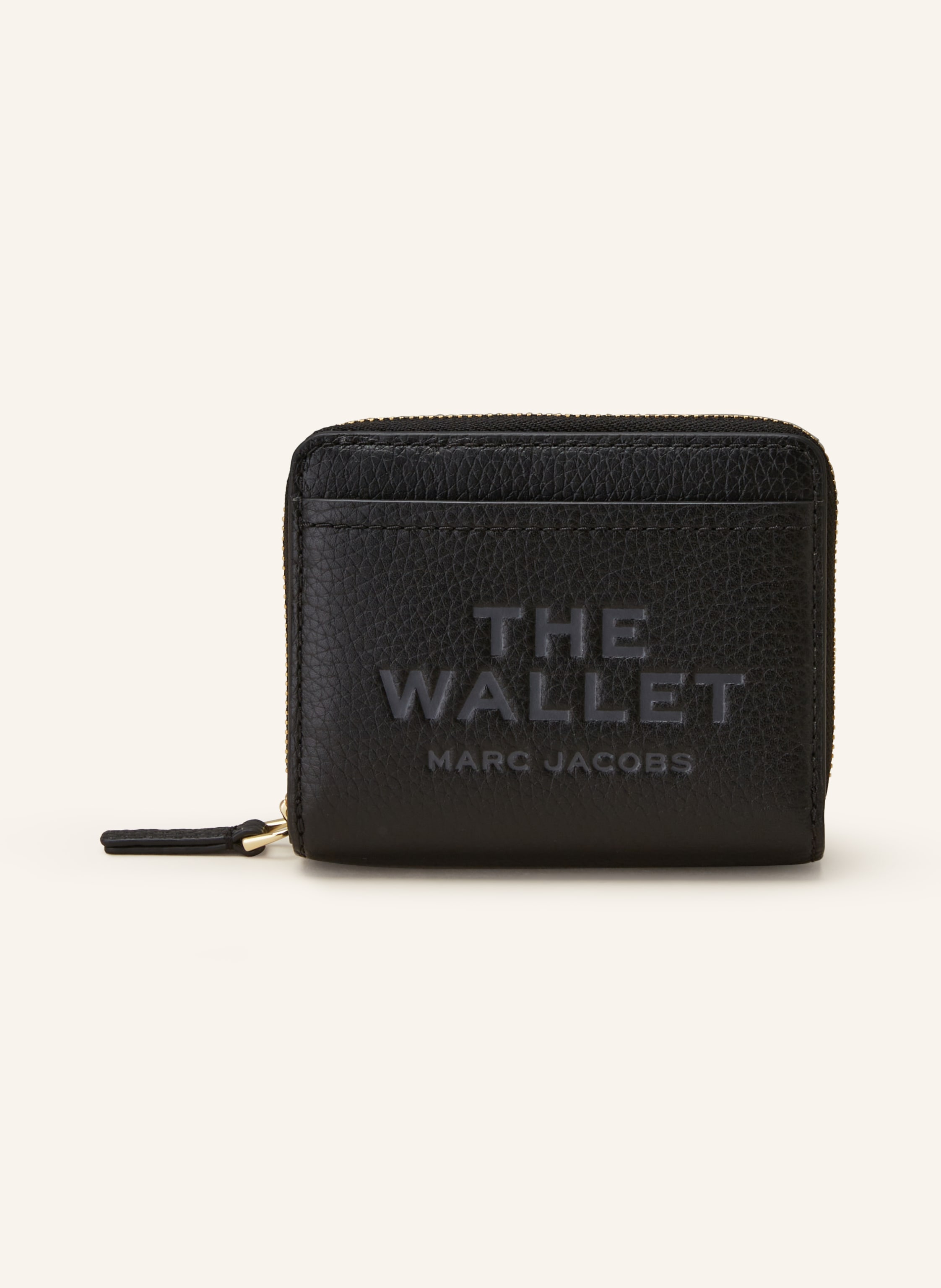 Marc Jacobs Genarbtes Leder. Schließt mit Druckknopf. Münzfach mit Reißverschluss. Acht Steckfächer. Goldfarbene Hardware. Label-Prägung auf der Front in schwarz