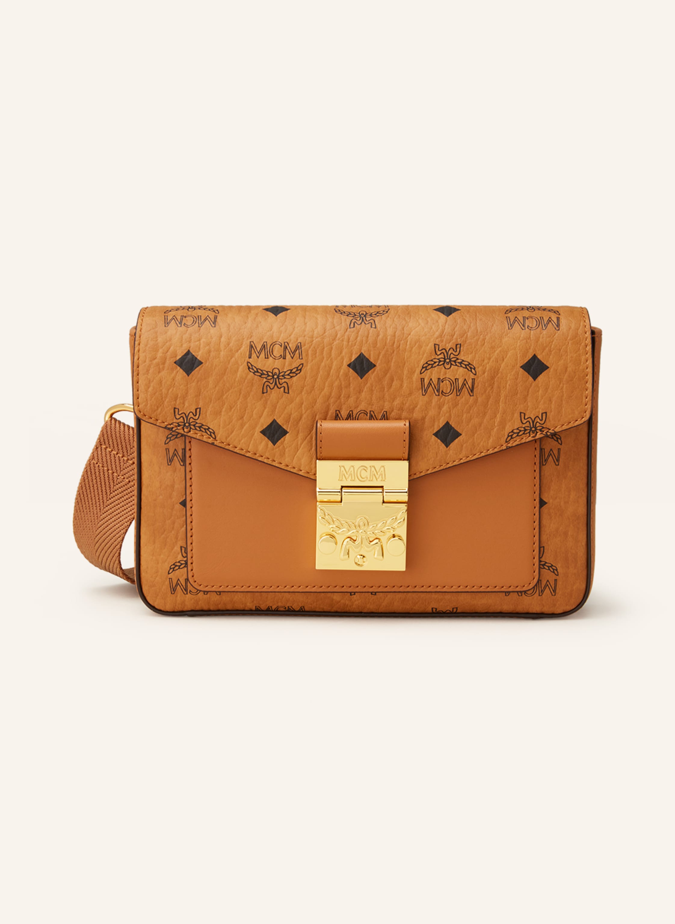 MCM Beschichtetes, fein genarbtes Canvas und Leder. Schließt mit Steckschließe. Abnehmbarer, längenverstellbarer Schulterriemen aus Ripsband. Gürtelschlaufe aus Leder auf der Rückseite. Steckfach auf Rück in cognac