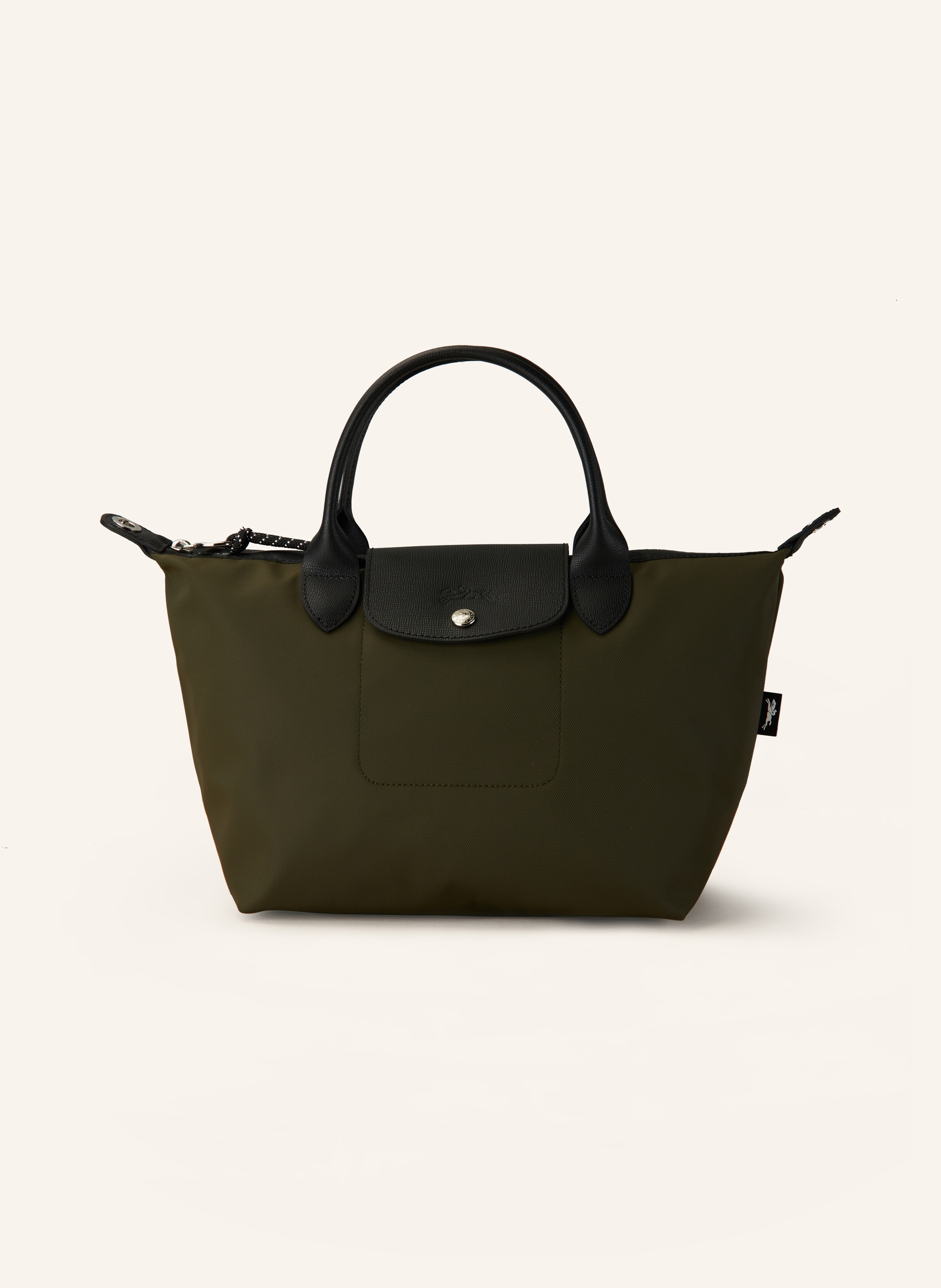 Longchamp Textil mit Lederdetails. Schließt mit Reißverschluss und Druckknopf. Längenverstellbarer Schulterriemen. Innen ein Hauptfach. Steckfach für Smartphone & Co. Label-Wording auf dem Reißverschluss. Logo- Small in khaki