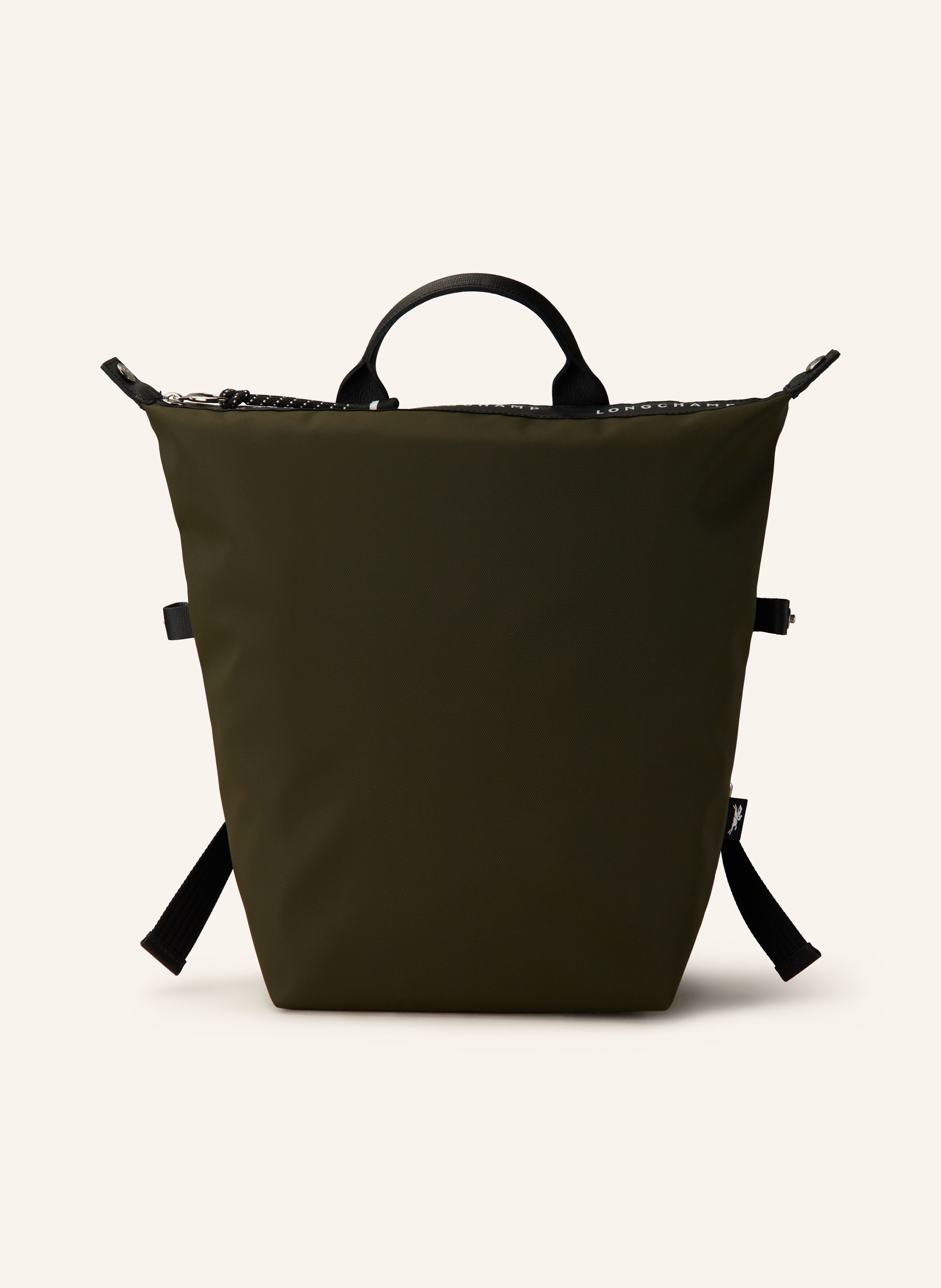 Longchamp Canvas. Silberfarbene Metalldetails. Tragegriff oben. Weitenverstellbare Schultergurte. Schließt mit Reißverschluss. Reißverschlussfach auf der Rückseite. Ein Hauptfach in khaki