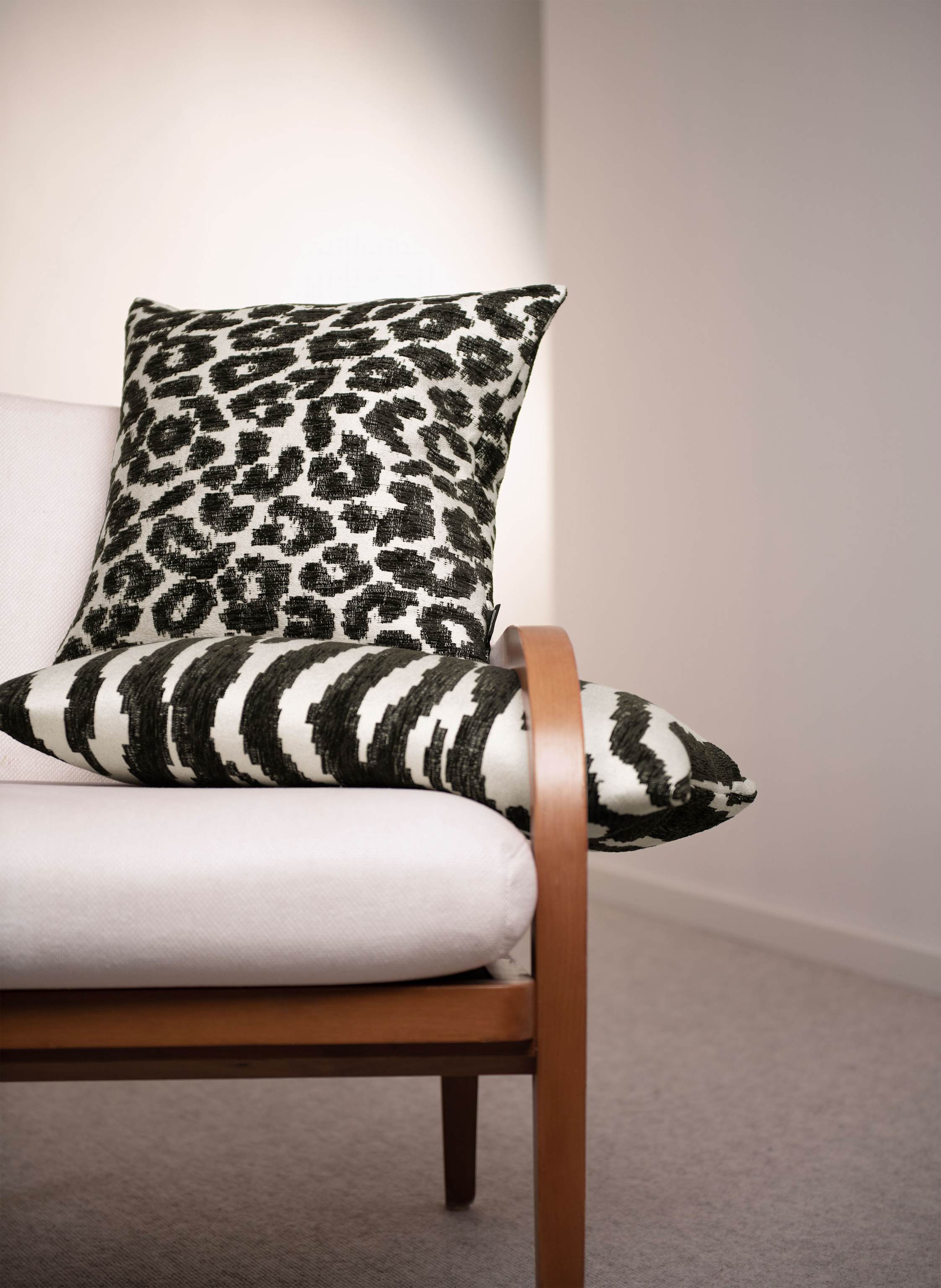 Thumbnail - Rohleder Dekokissen Leo Mit Daunenfüllung schwarz