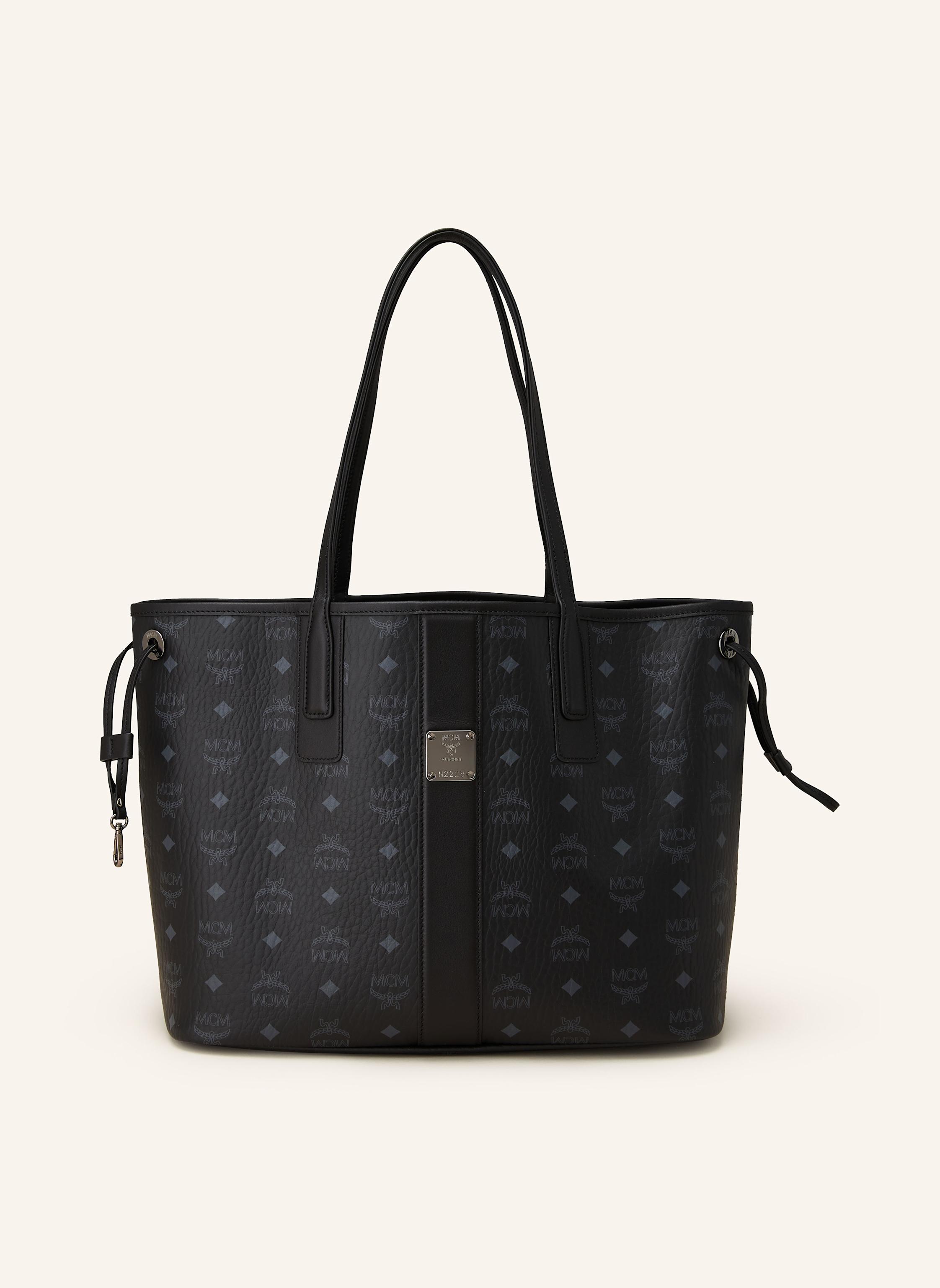 MCM Beschichtetes Canvas mit Lederdetails. Goldfarbene Metalldetails. Weitenverstellbar durch seitliche Durchzugsbänder. Zwei Tragegriffe. Herausnehmbare Pouch mit Reißverschluss. Innen ein Hauptfach. Ver Medium in schwarz