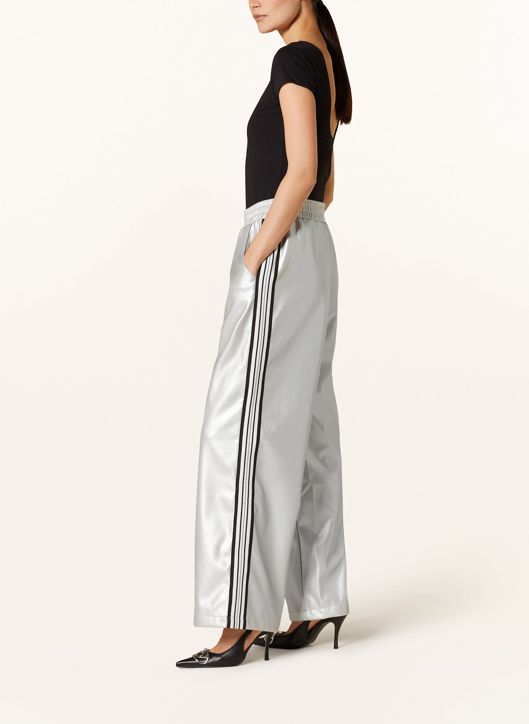 Thumbnail - Karo Kauer Hose In Lederoptik Mit Galonstreifen silber