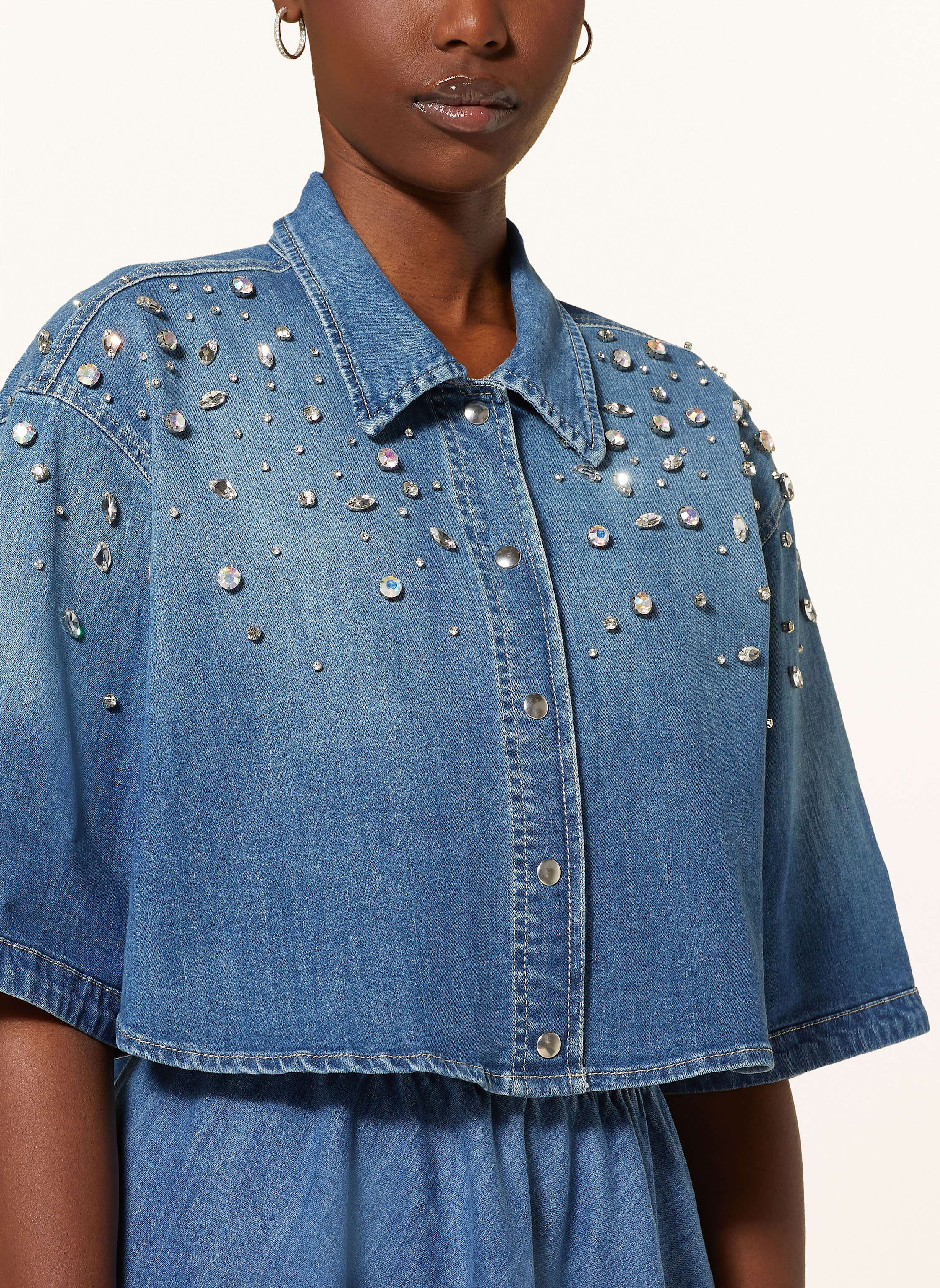 Thumbnail - Sem Per Lei Cropped-Jeansbluse Mit Schmucksteinen blau