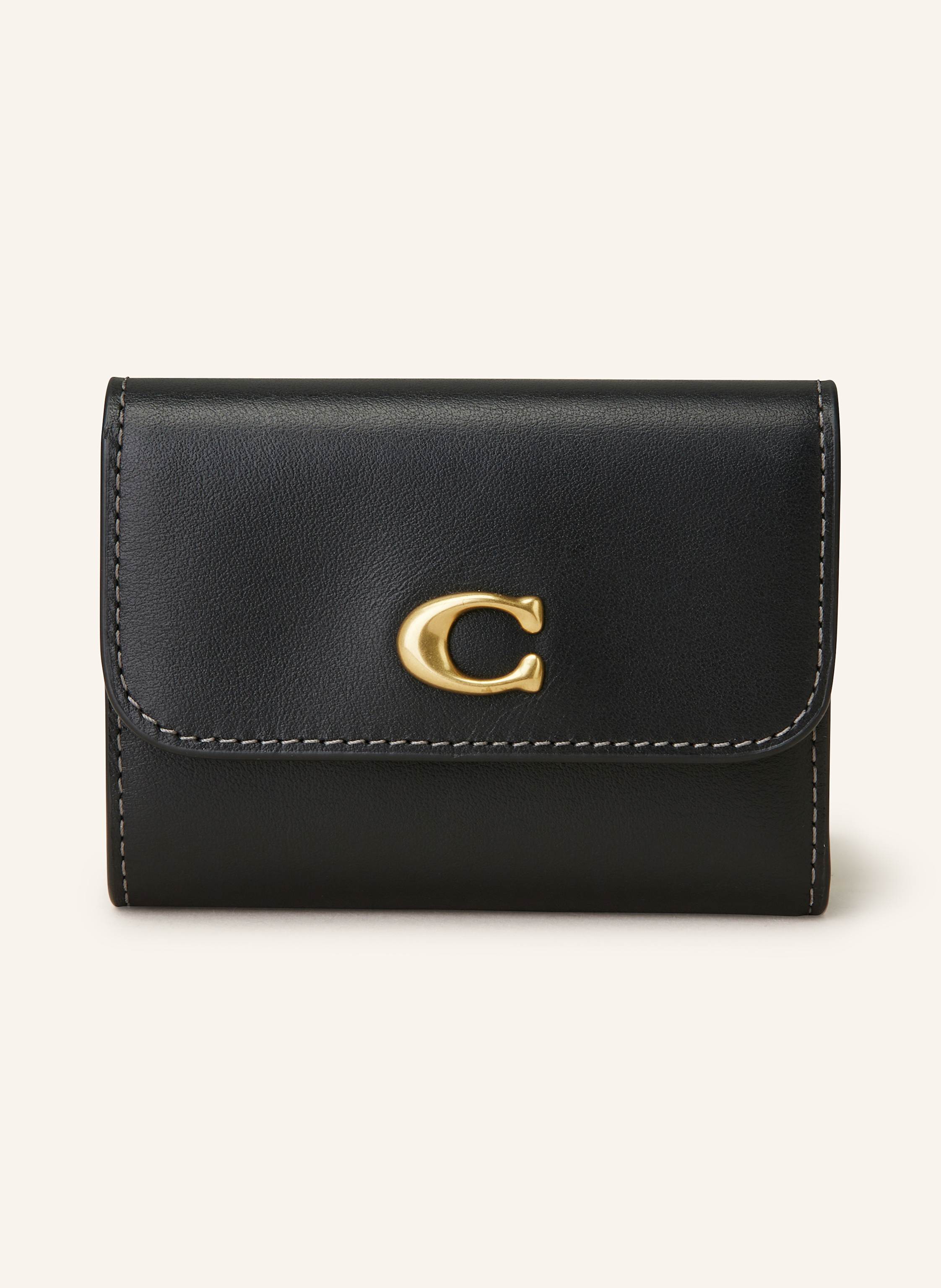 Coach Glattleder. Schließt mit Druckknöpfen. Außenfach mit Reißverschluss. Ein Steckfach auf der Rückseite. Vier Steckfächer. Ein Scheinfach. Goldfarbene Hardware. Logo-Detail. Label-Prägung auf der Rücksei in schwarz