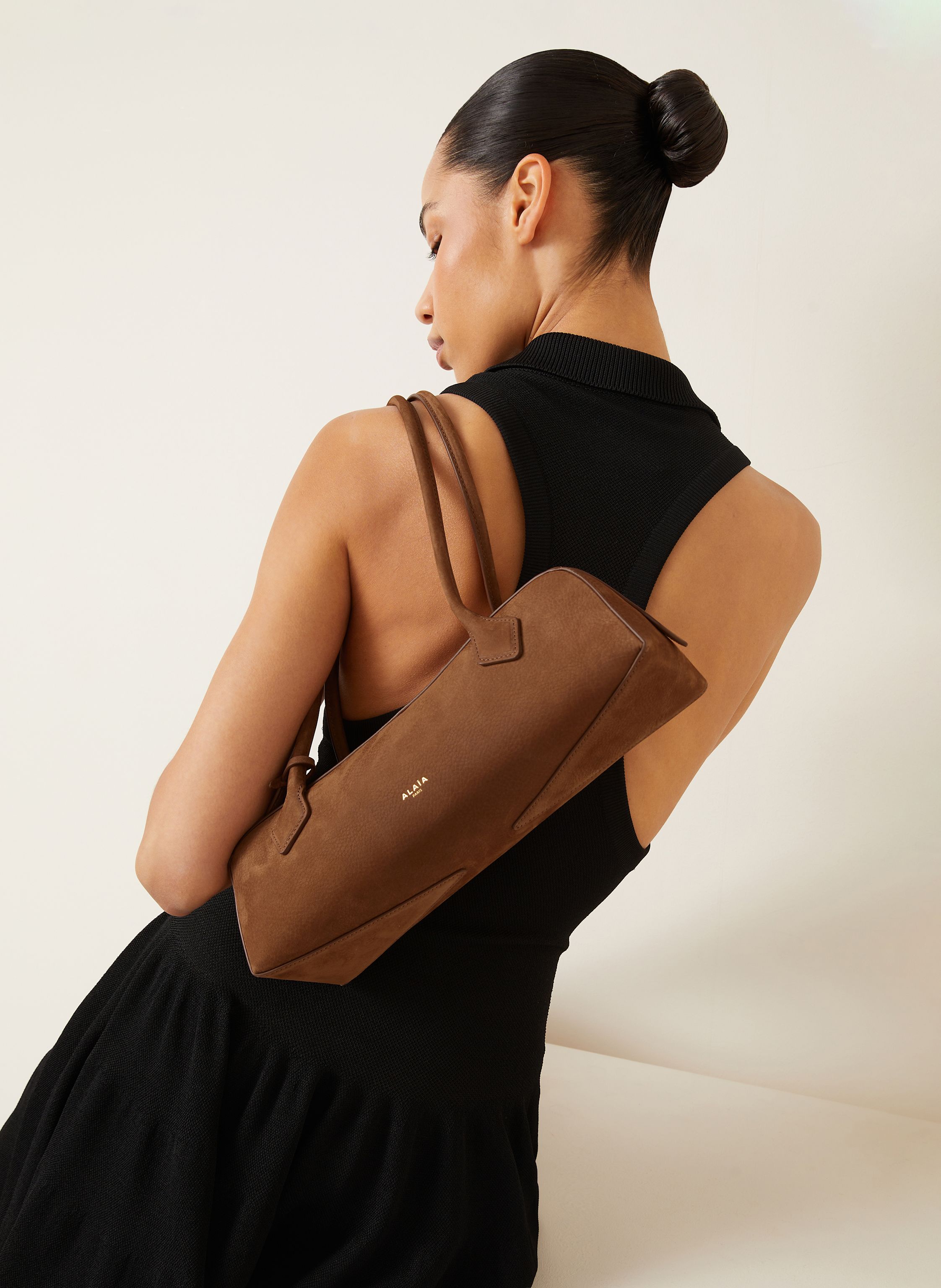 Thumbnail - Alaïa Schultertasche Le Teckel Medium braun