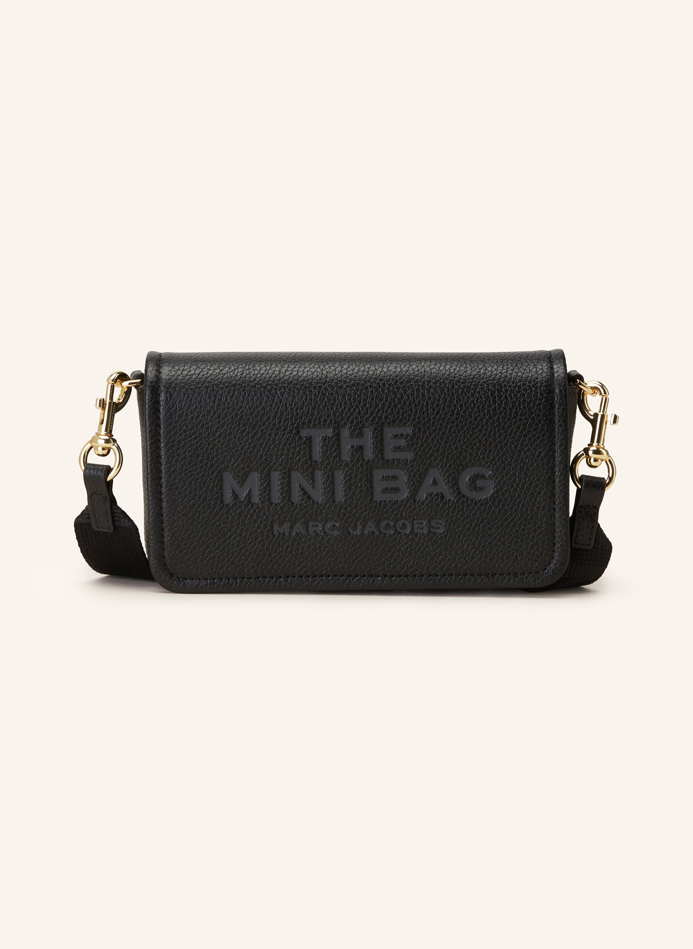 Marc Jacobs Genarbtes Leder. Abnehmbarer, längenverstellbarer Schulterriemen. Schließt mit Magnetverschluss. Ein Steckfach unterhalb des Überschlags. Ein großes Hauptfach innen. Acht Kartensteckfächer. Label-Präg Mini in schwarz