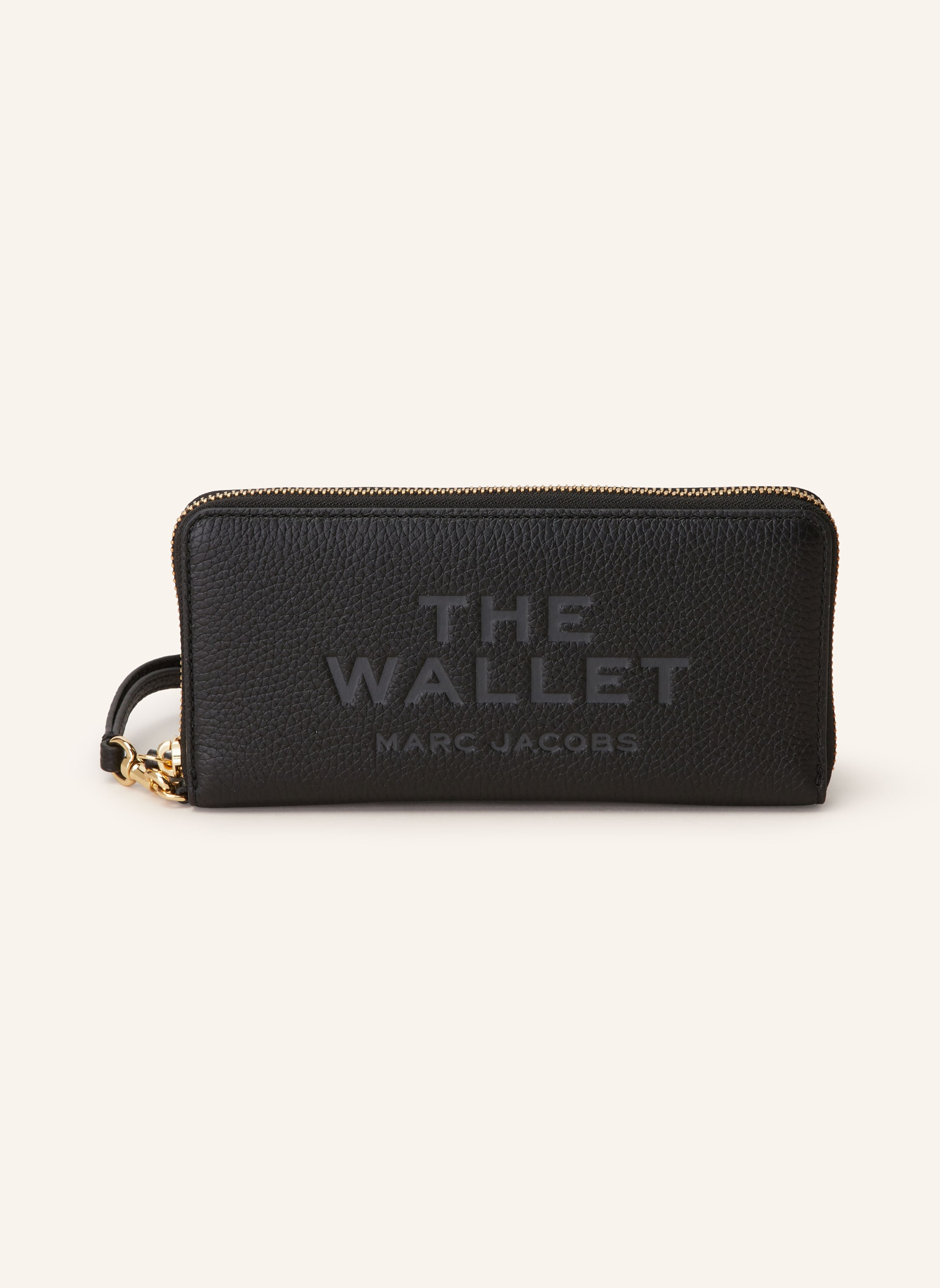 Marc Jacobs Genarbtes Leder. Geprägtes Wording auf der Front. Schließt mit Reißverschluss. Abnehmbare Trageschlaufe mit Karabinerhaken. Münzfach mit Reißverschluss. Zwei Innenfächer. 11 Steckfächer. Goldfarbene H in schwarz