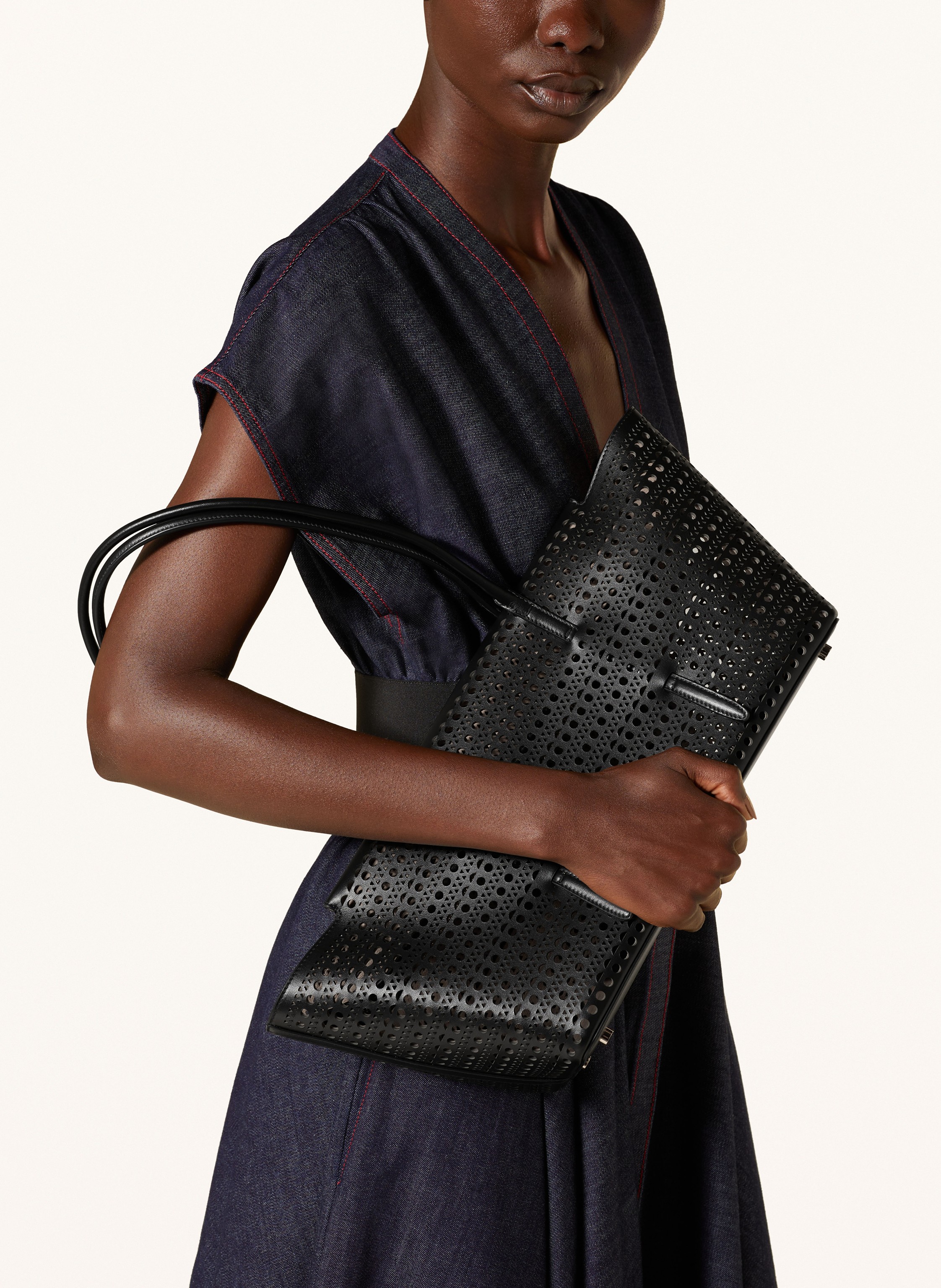 Thumbnail - Alaïa Shopper New Mina 32 Mit Pouch schwarz
