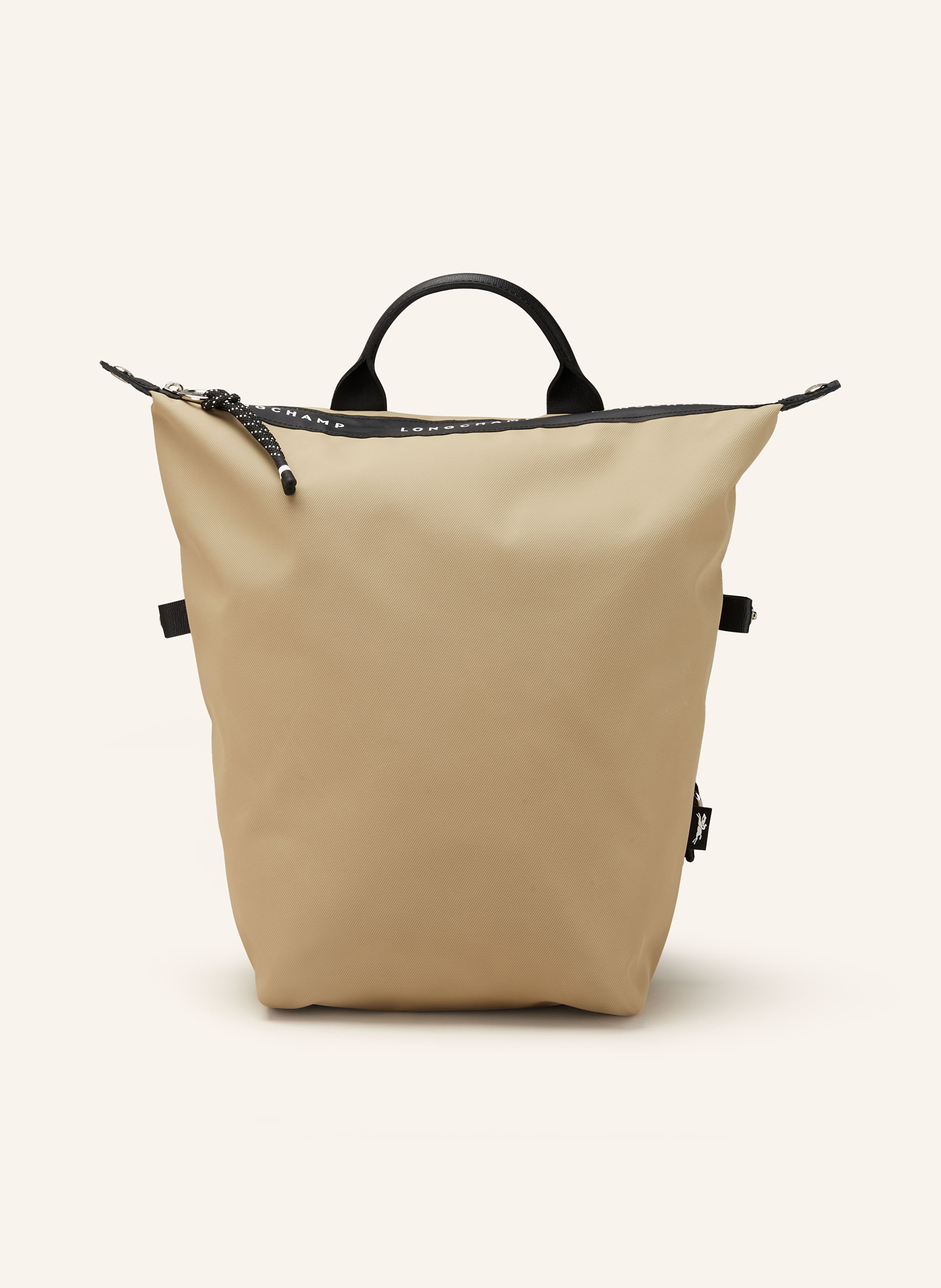 Longchamp Canvas. Silberfarbene Metalldetails. Tragegriff oben. Weitenverstellbare Schultergurte. Schließt mit Reißverschluss. Reißverschlussfach auf der Rückseite. Ein Hauptfach in hellbraun / schwarz