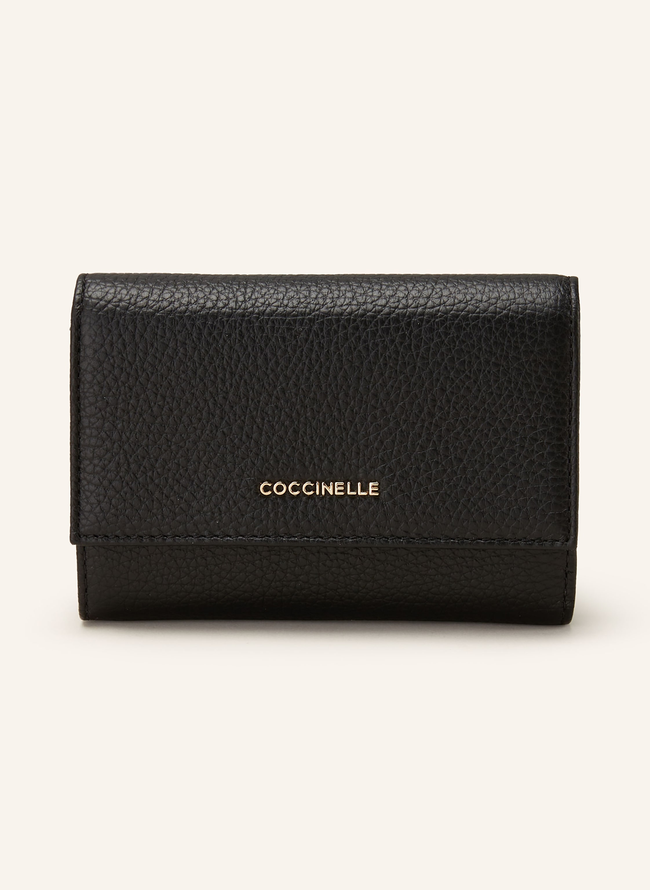 Coccinelle Genarbtes Leder. Schließt mit Druckknopf. Münzfach mit Reißverschluss außen. Münzfach mit Reißverschluss innen. Ein Innenfach. Zwei Scheinfächer. Zwölf Innenfächer. Zwei Steckfächer. Goldfarbene Hardw in schwarz