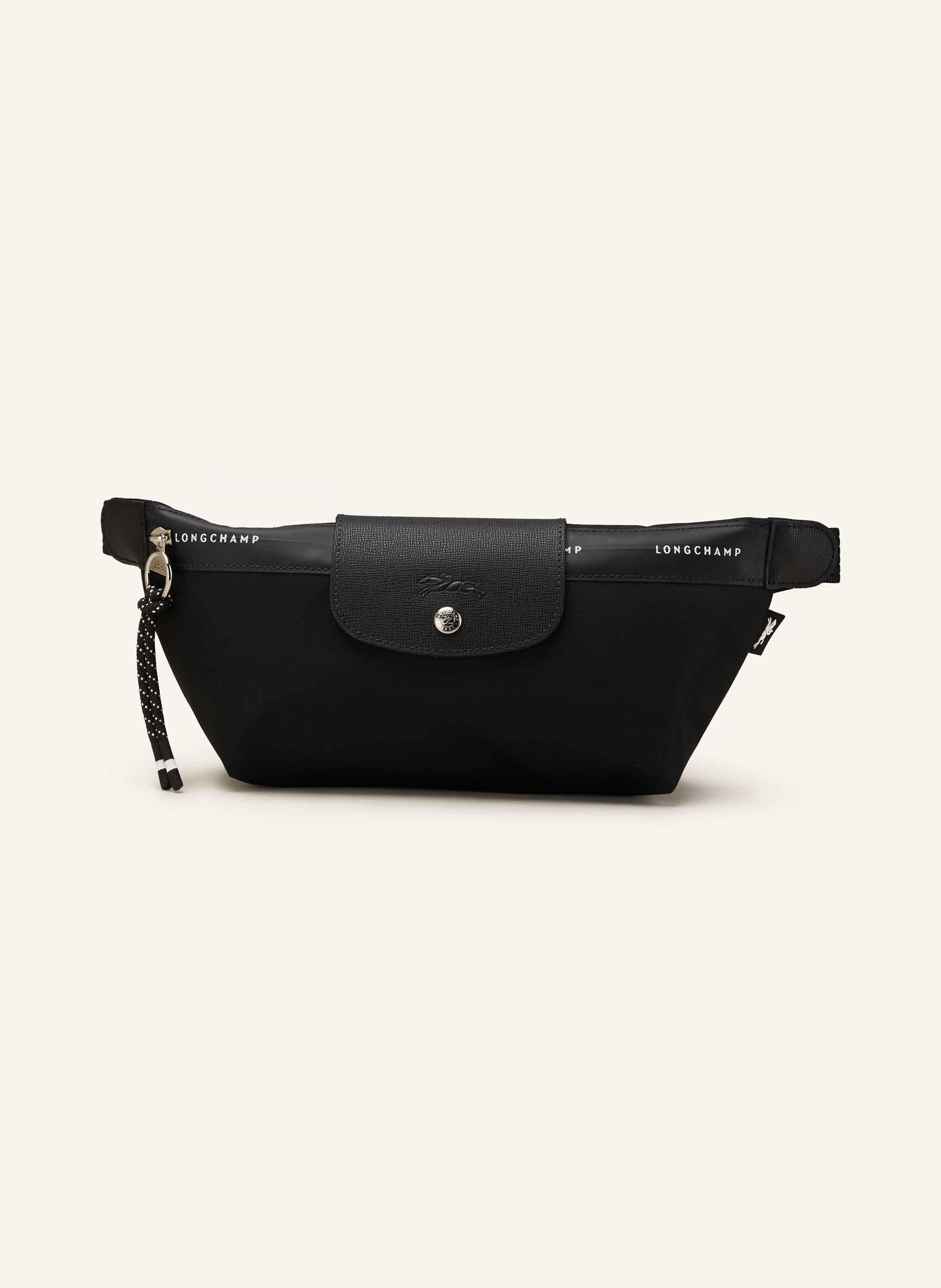 Longchamp Fein genarbtes Leder und Textil. Schließt mit Druckknopf und Reißverschluss. Längenverstellbarer Schulterriemen mit Steckschließe. Innen ein Hauptfach. Ein Steckfach für Smartphone & Co. Twill-Struktu in schwarz