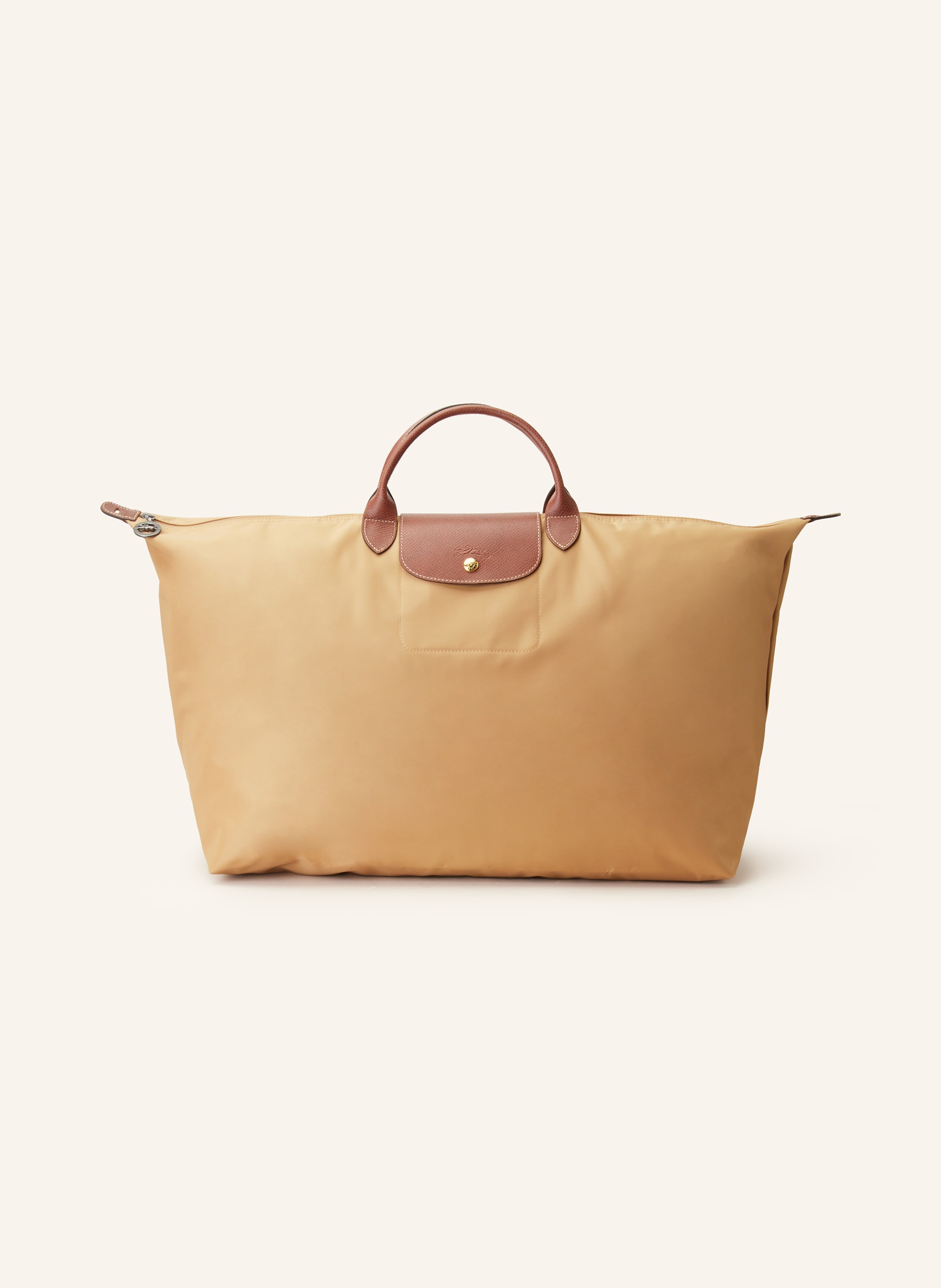 Longchamp Textil mit genarbten Lederdetails. Schließt mit Reißverschluss und Druckknopf. Tragegriffe. Innen ein Hauptfach. Steckfach für Smartphone & Co. Label-Emblem auf der Front. Faltbar in camel / cognac