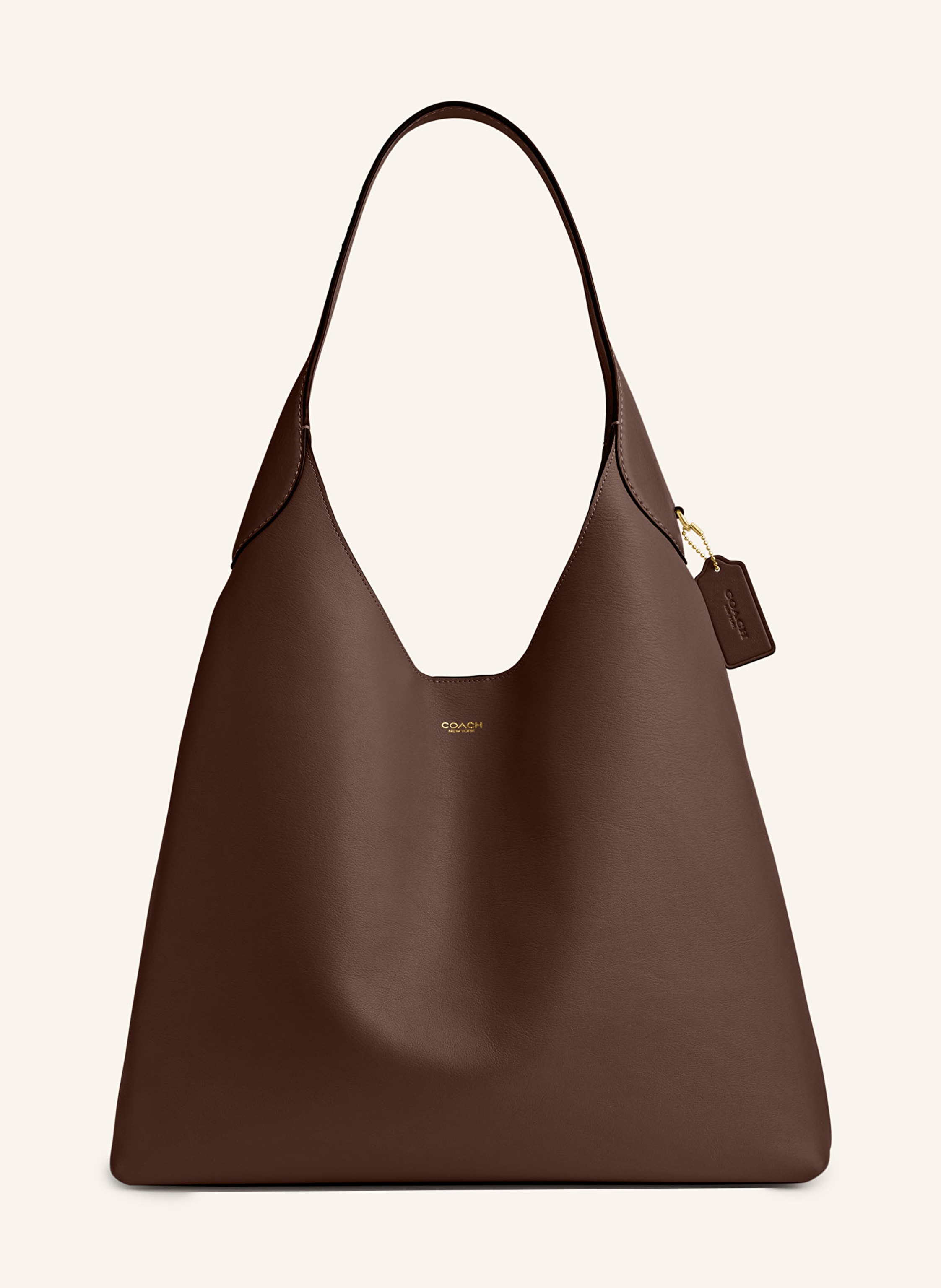 Coach Anhänger. Ein Steckfach. Ein Tragegriff. Magnetverschluss. Innen ein Hauptfach. Label-Details. Fein genarbtes Leder. Unifarben Large in dunkelbraun