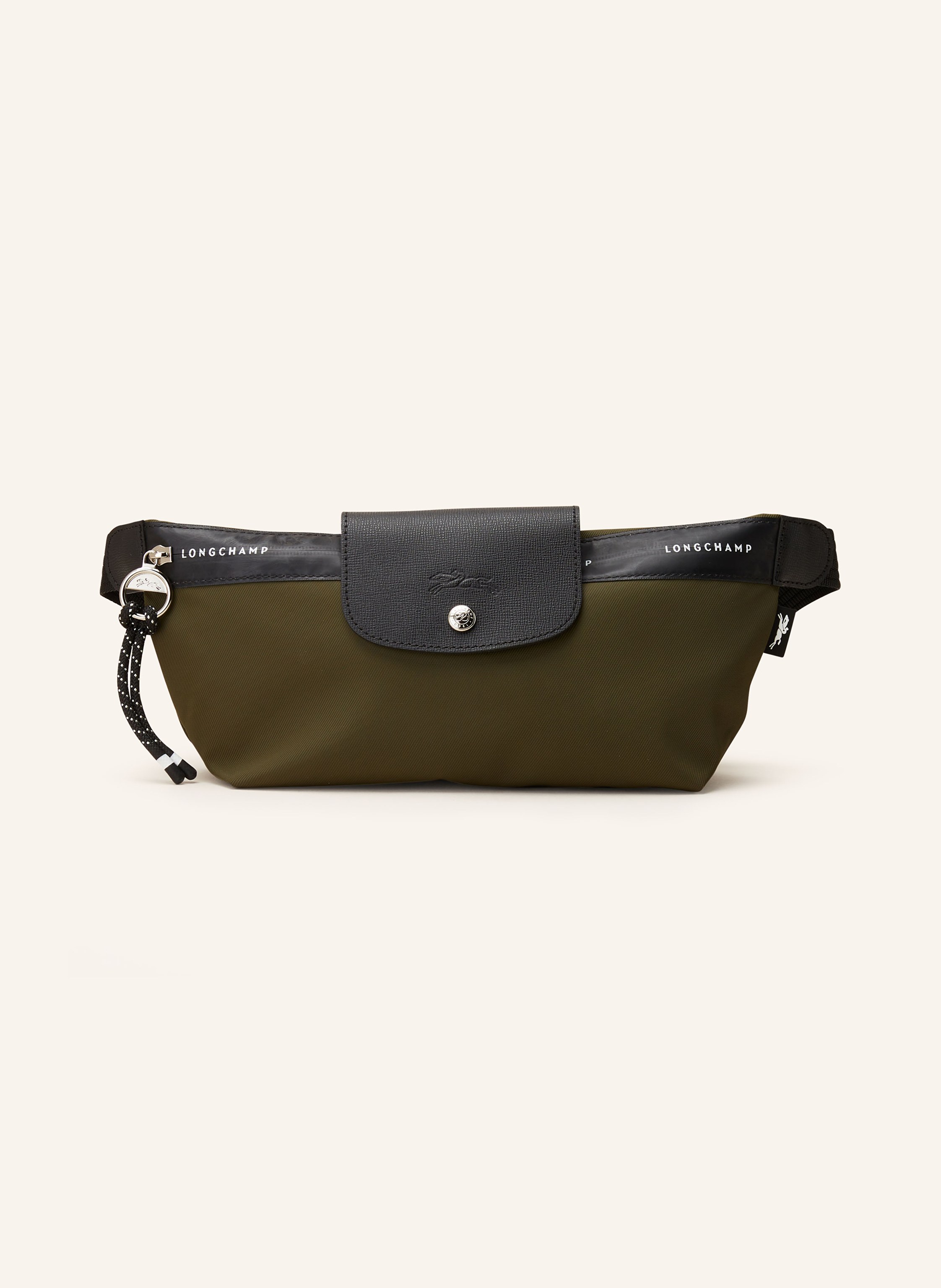 Longchamp Fein genarbtes Leder und Textil. Schließt mit Druckknopf und Reißverschluss. Längenverstellbarer Schulterriemen mit Steckschließe. Innen ein Hauptfach. Ein Steckfach für Smartphone & Co. Twill-Struktu in khaki / schwarz