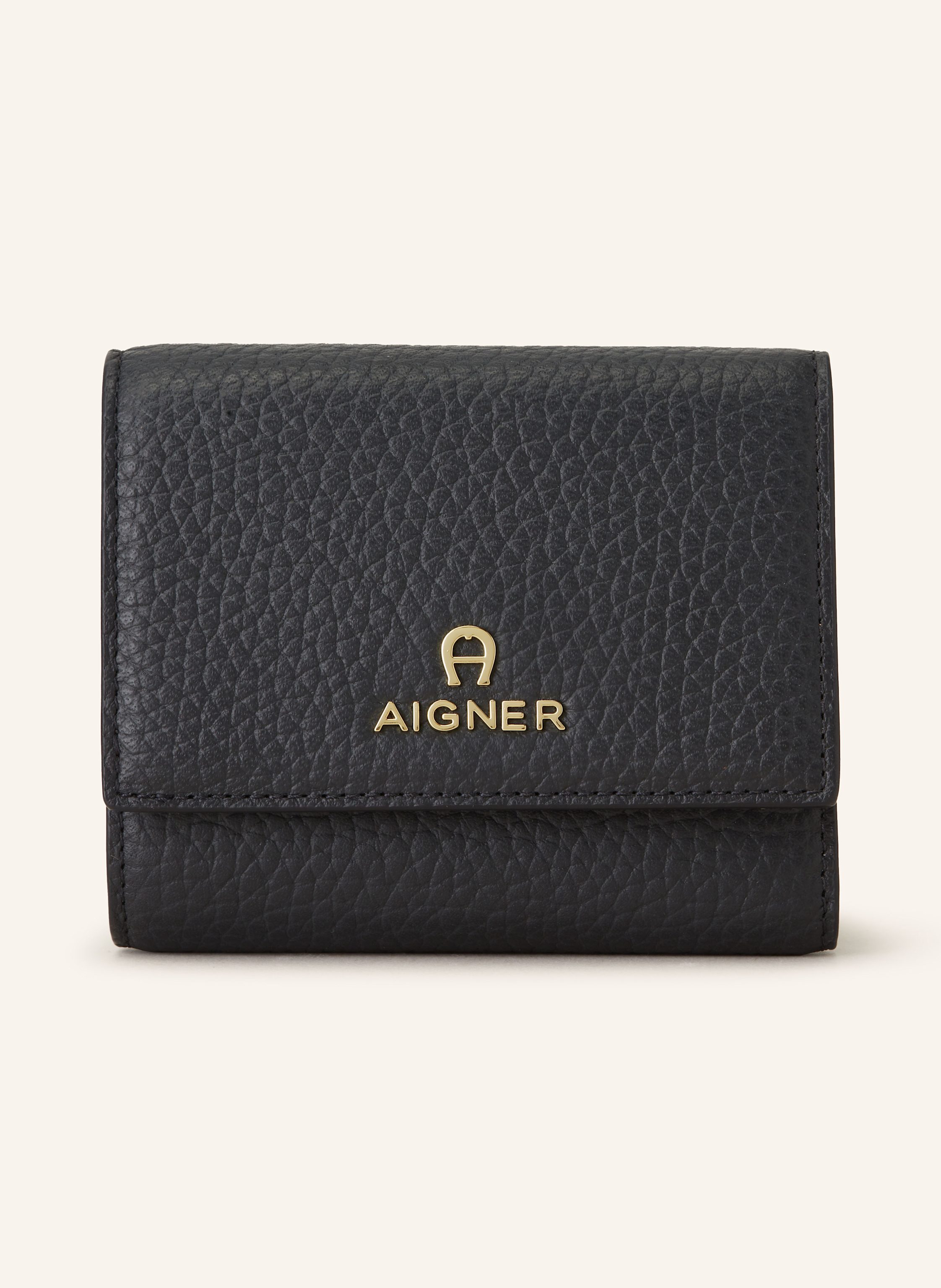 Aigner Genarbtes Leder. Schließt mit Druckknopf. Münzfach mit Druckknopf. Fünf Kartensteckfächer. Ein Steckfach für Scheine & Co. Label-Badge auf der Front Small in schwarz