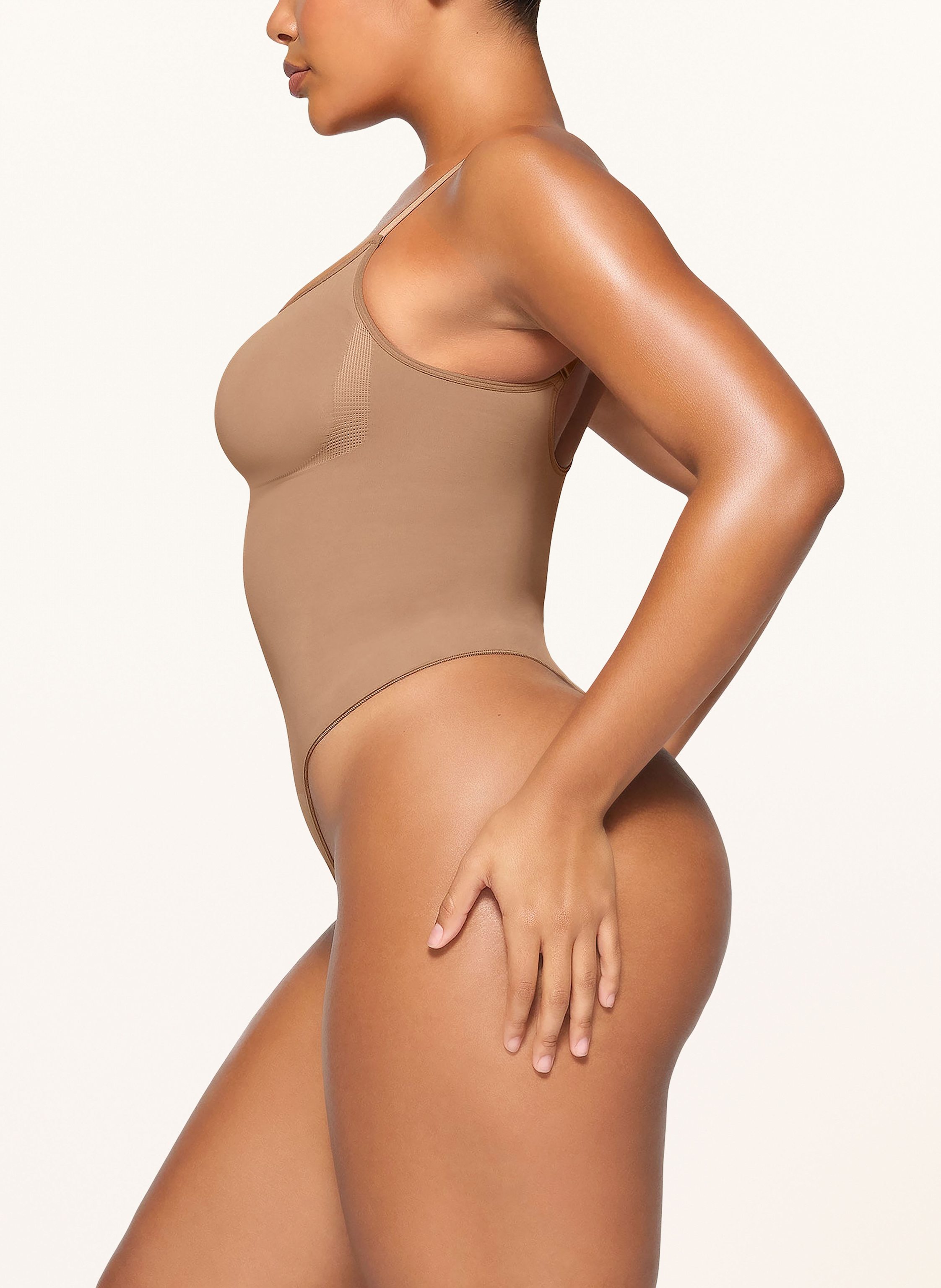 Thumbnail - Skims Shape-Body Seamless Sculpt beige