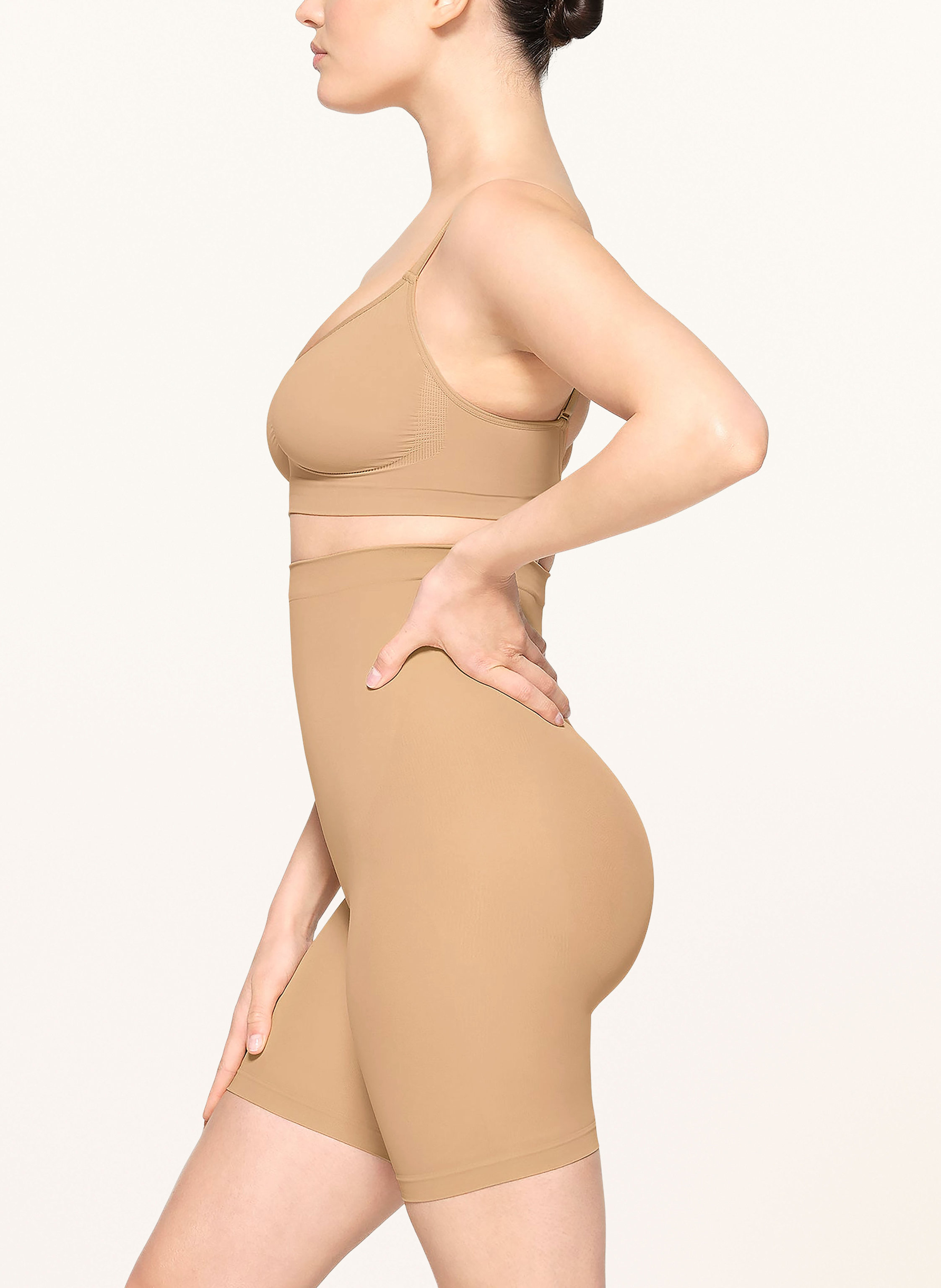 Thumbnail - Skims Shape-Slip Seamless Sculpt beige