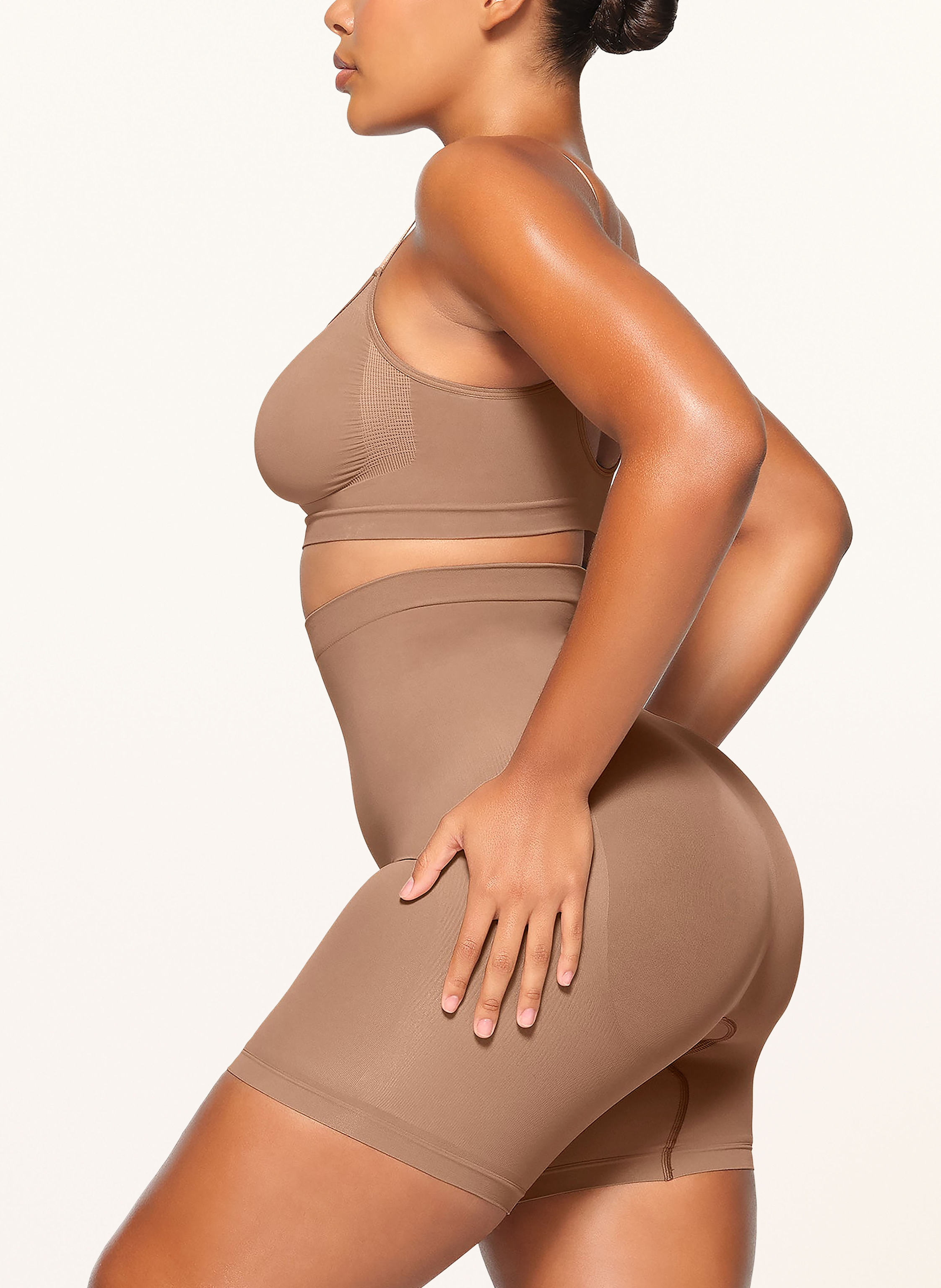 Thumbnail - Skims Shape-Slip Seamless Sculpt beige